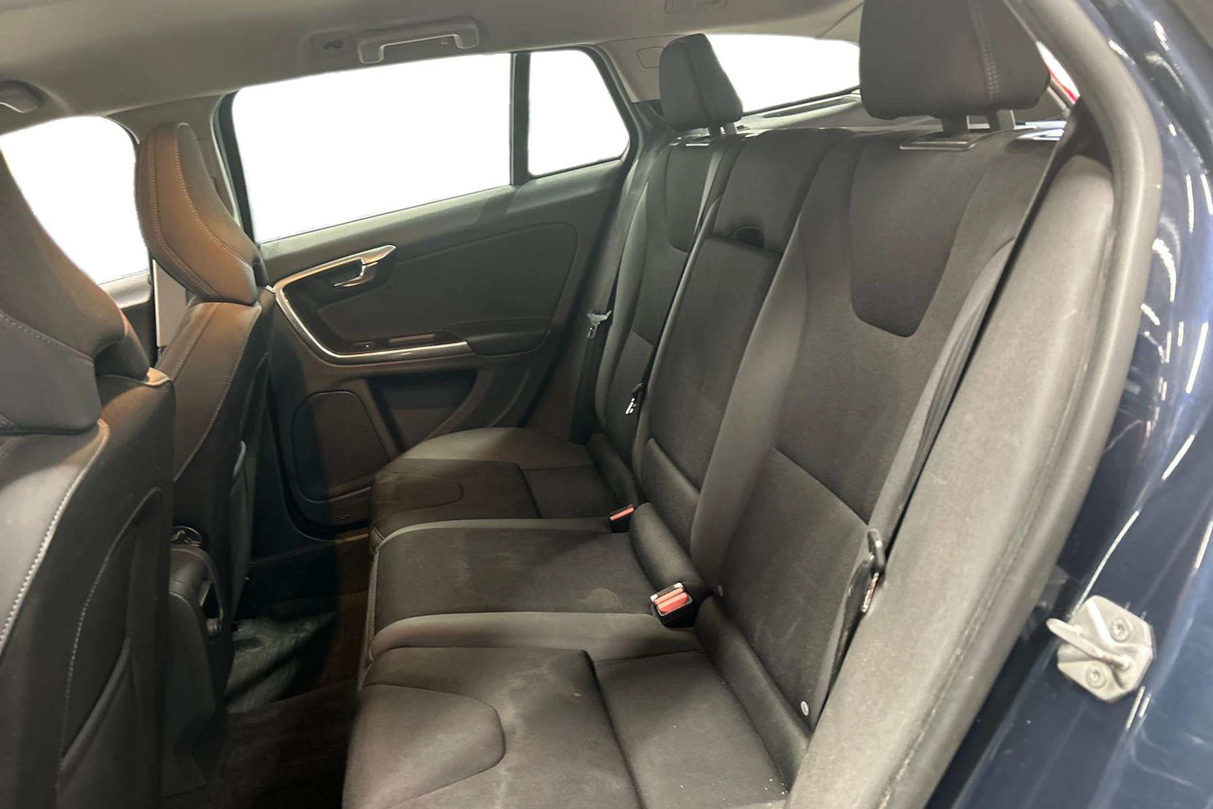 sininen Volvo V60 2014 kuva 8.