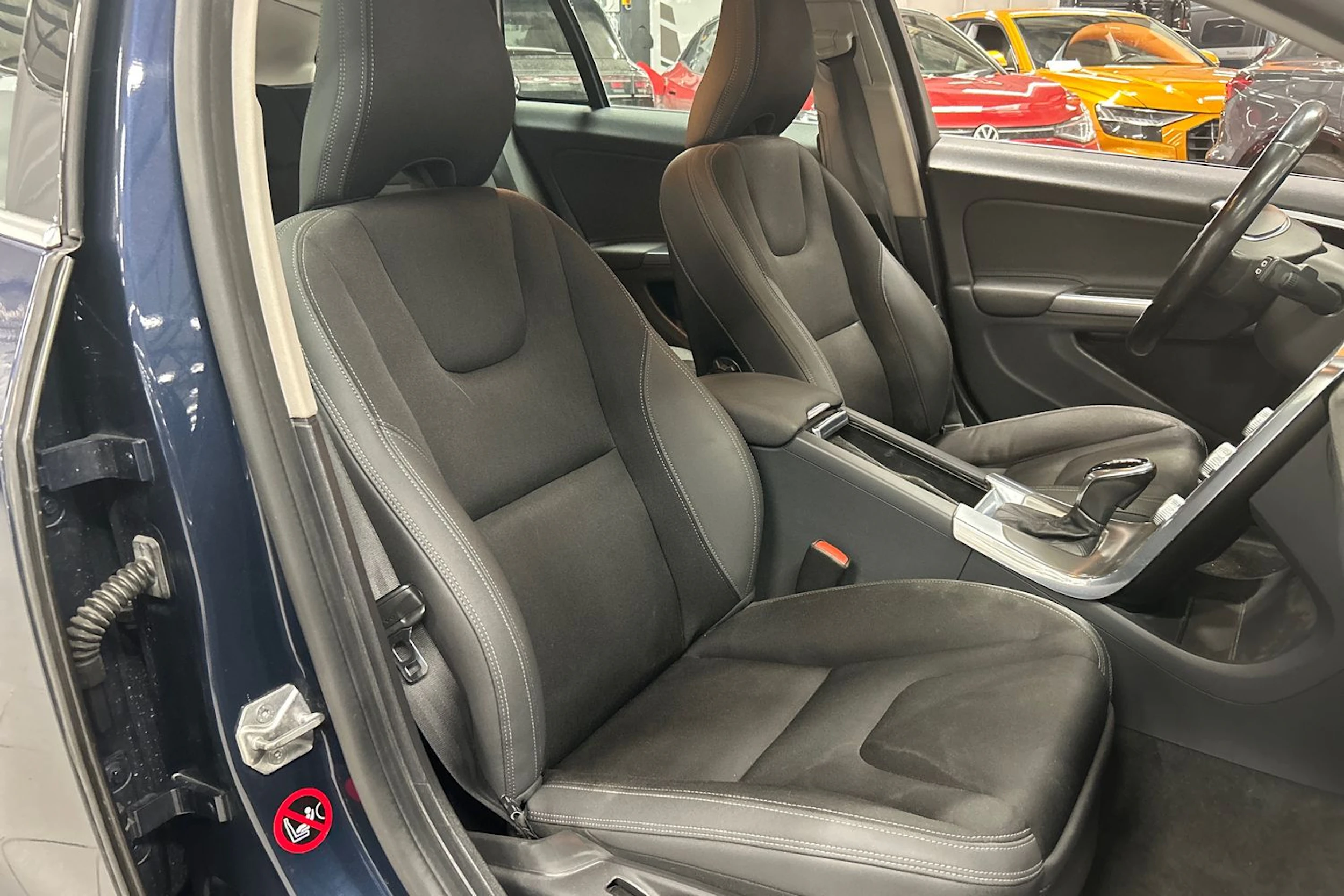 sininen Volvo V60 2014 kuva 11.