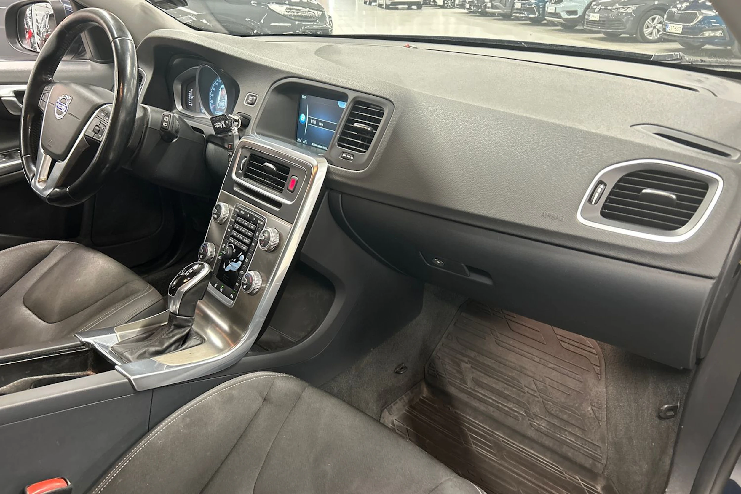 sininen Volvo V60 2014 kuva 12.