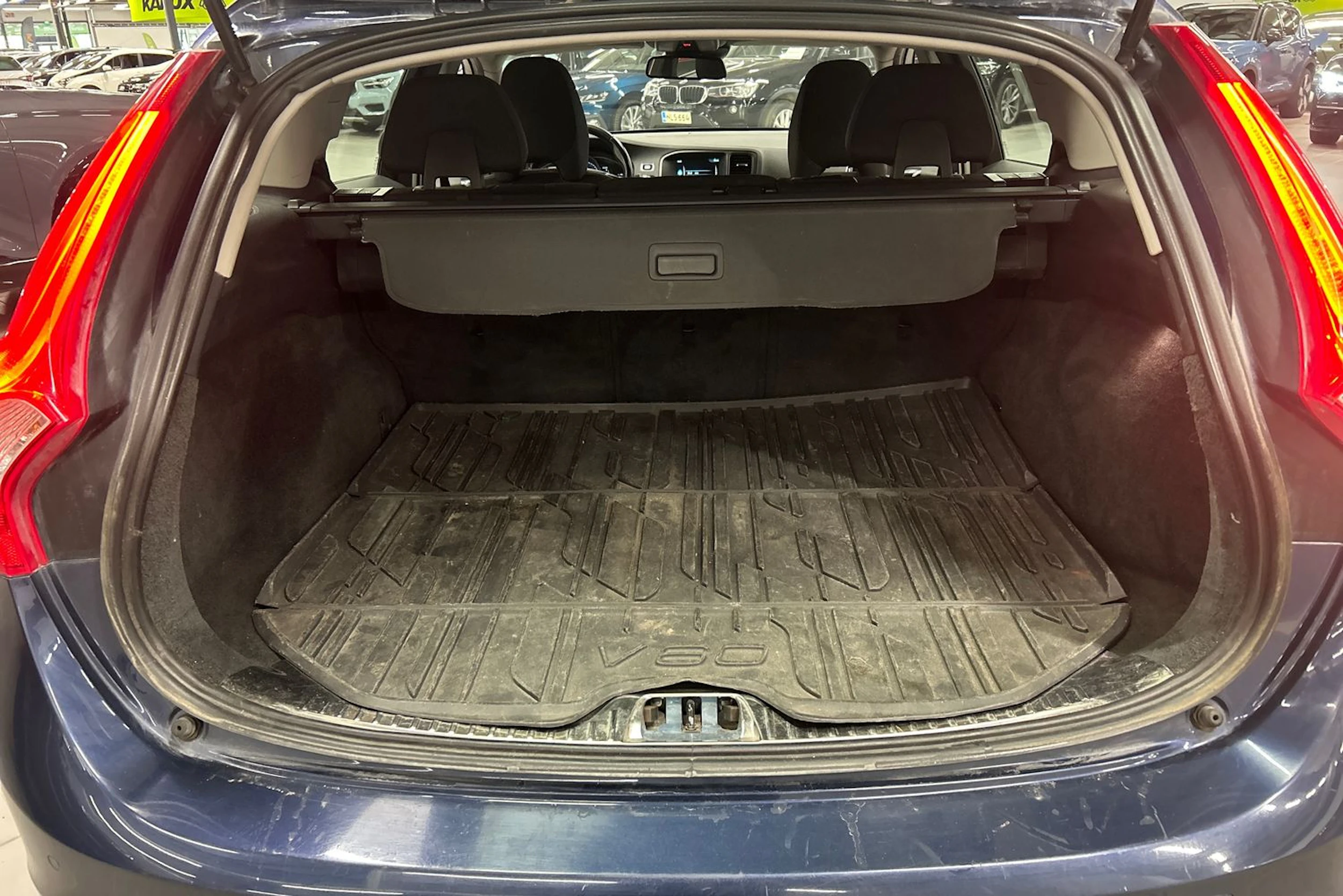 sininen Volvo V60 2014 kuva 13.