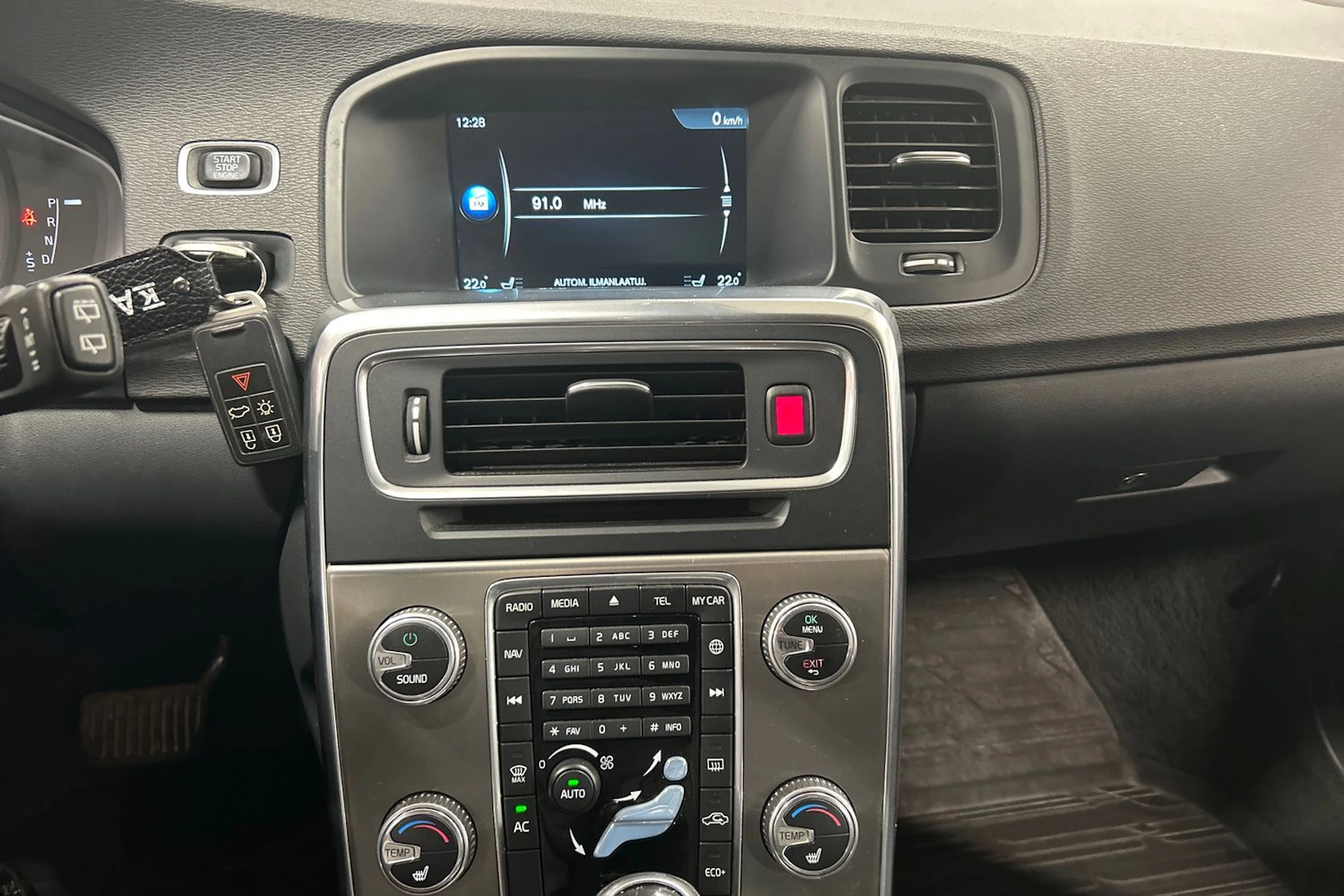 sininen Volvo V60 2014 kuva 19.