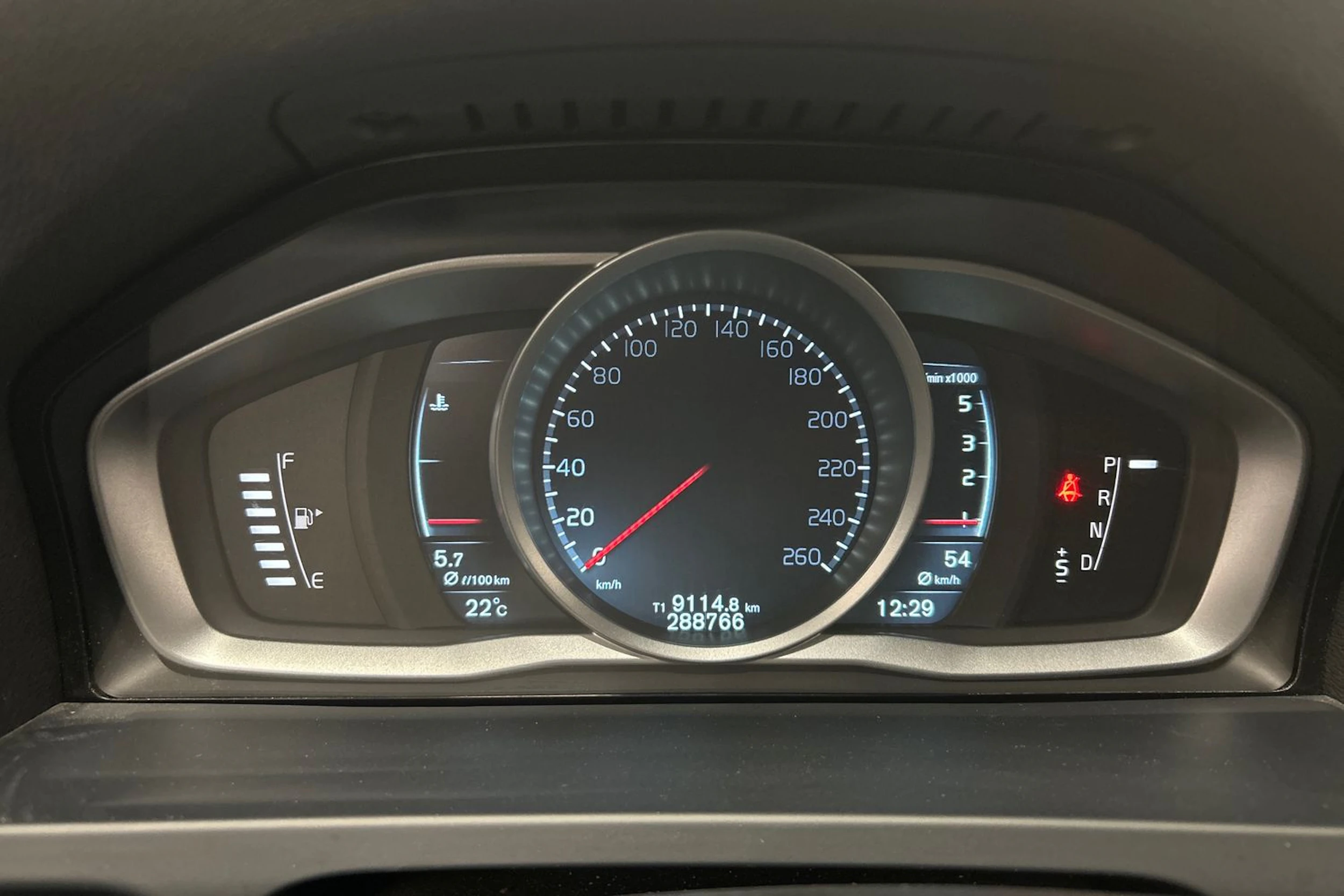 sininen Volvo V60 2014 kuva 22.