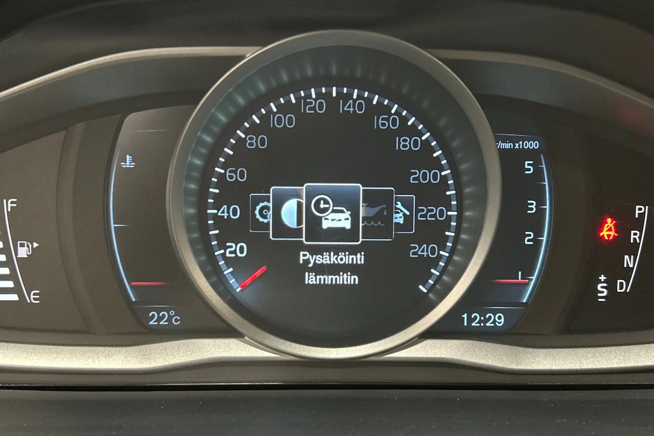 sininen Volvo V60 2014 kuva 23.