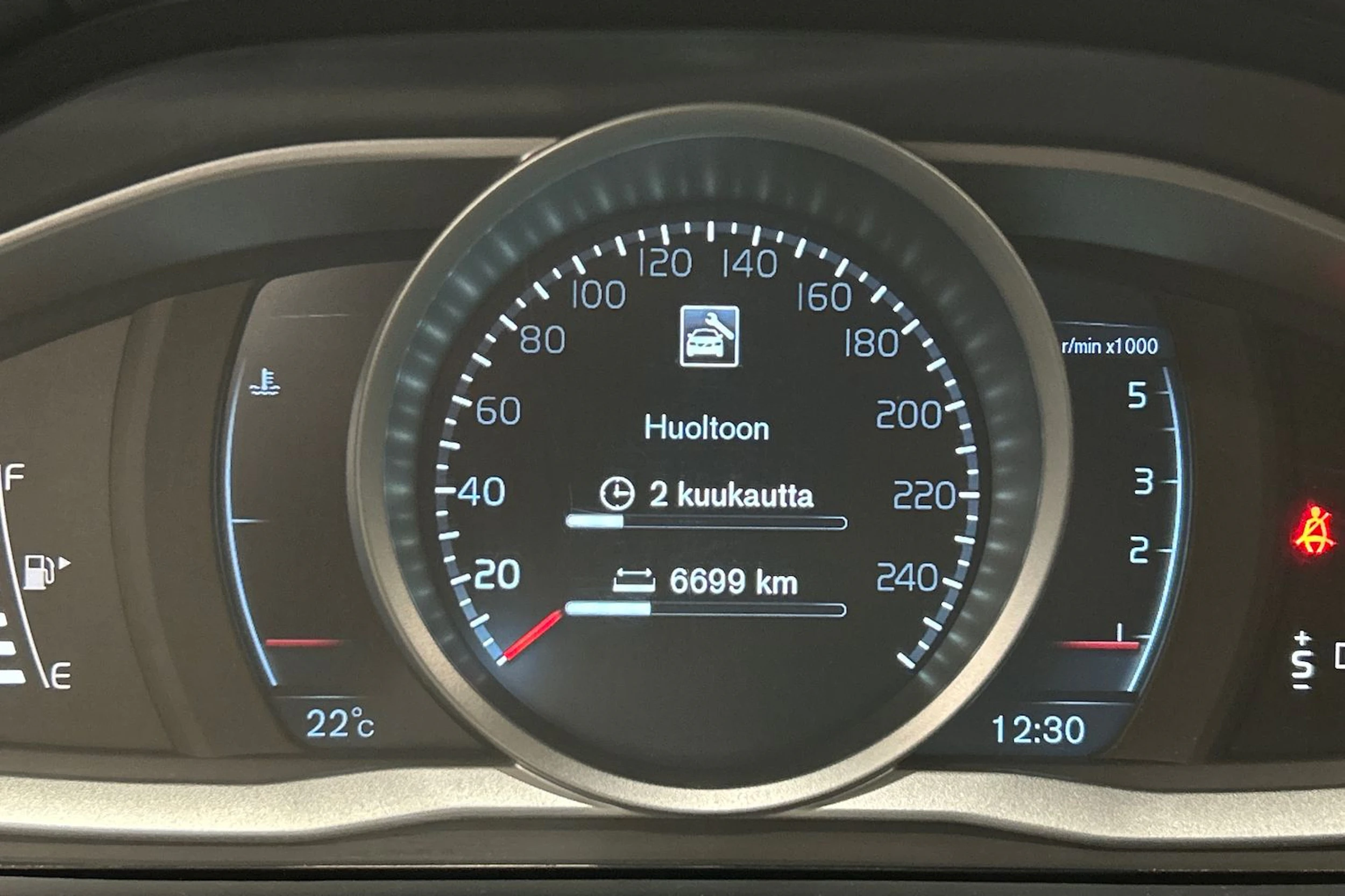 sininen Volvo V60 2014 kuva 24.