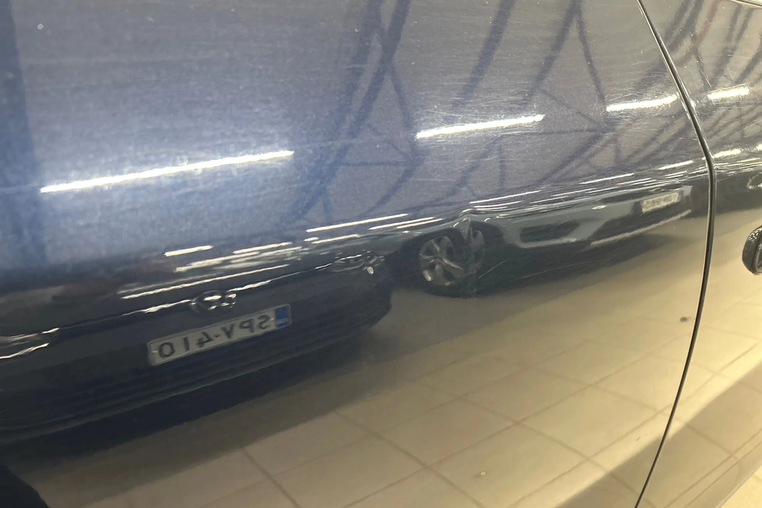 sininen Volvo V60 2014 kuva 32.