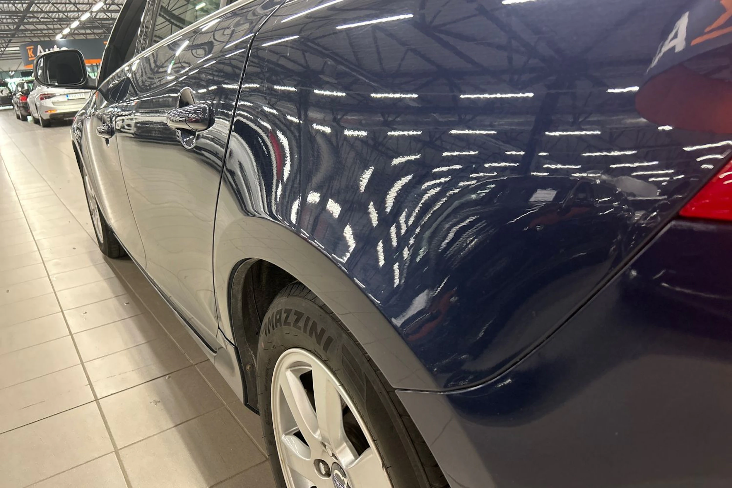 sininen Volvo V60 2014 kuva 34.