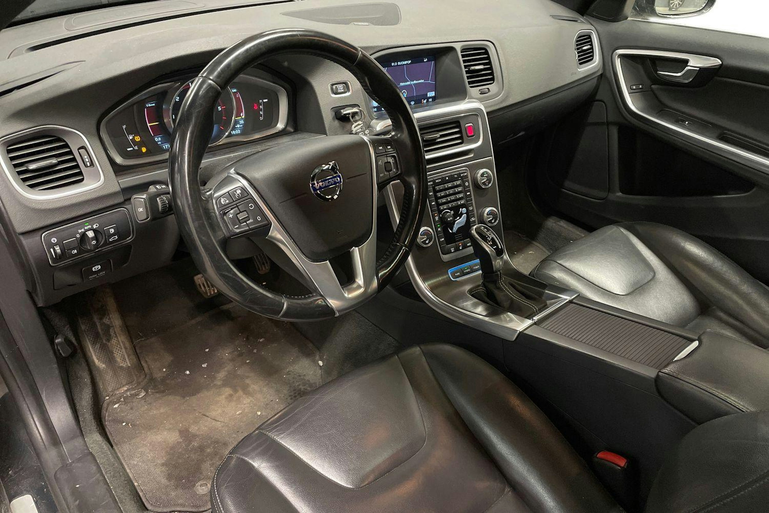 sininen Volvo V60 2014 kuva 6.