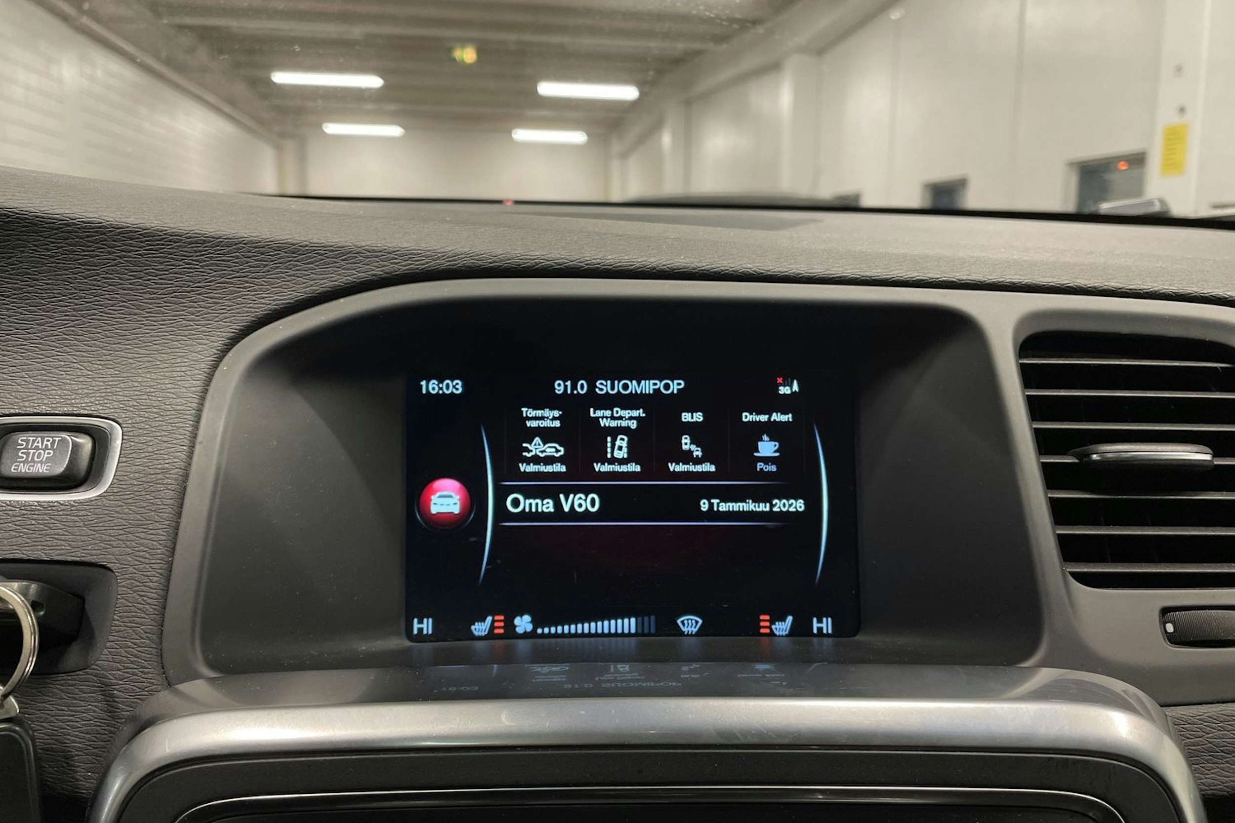 sininen Volvo V60 2014 kuva 14.