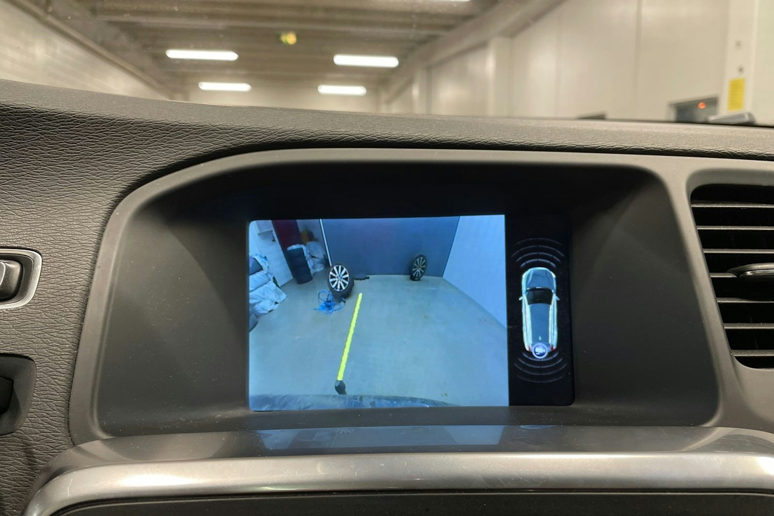 sininen Volvo V60 2014 kuva 15.