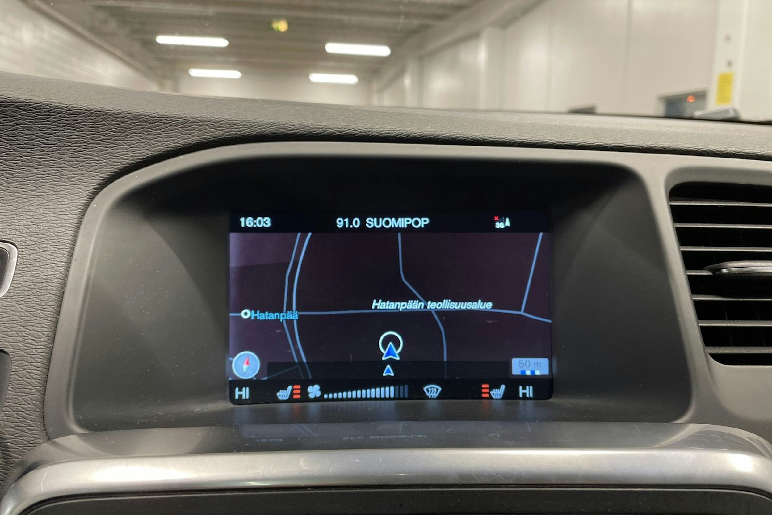 sininen Volvo V60 2014 kuva 16.