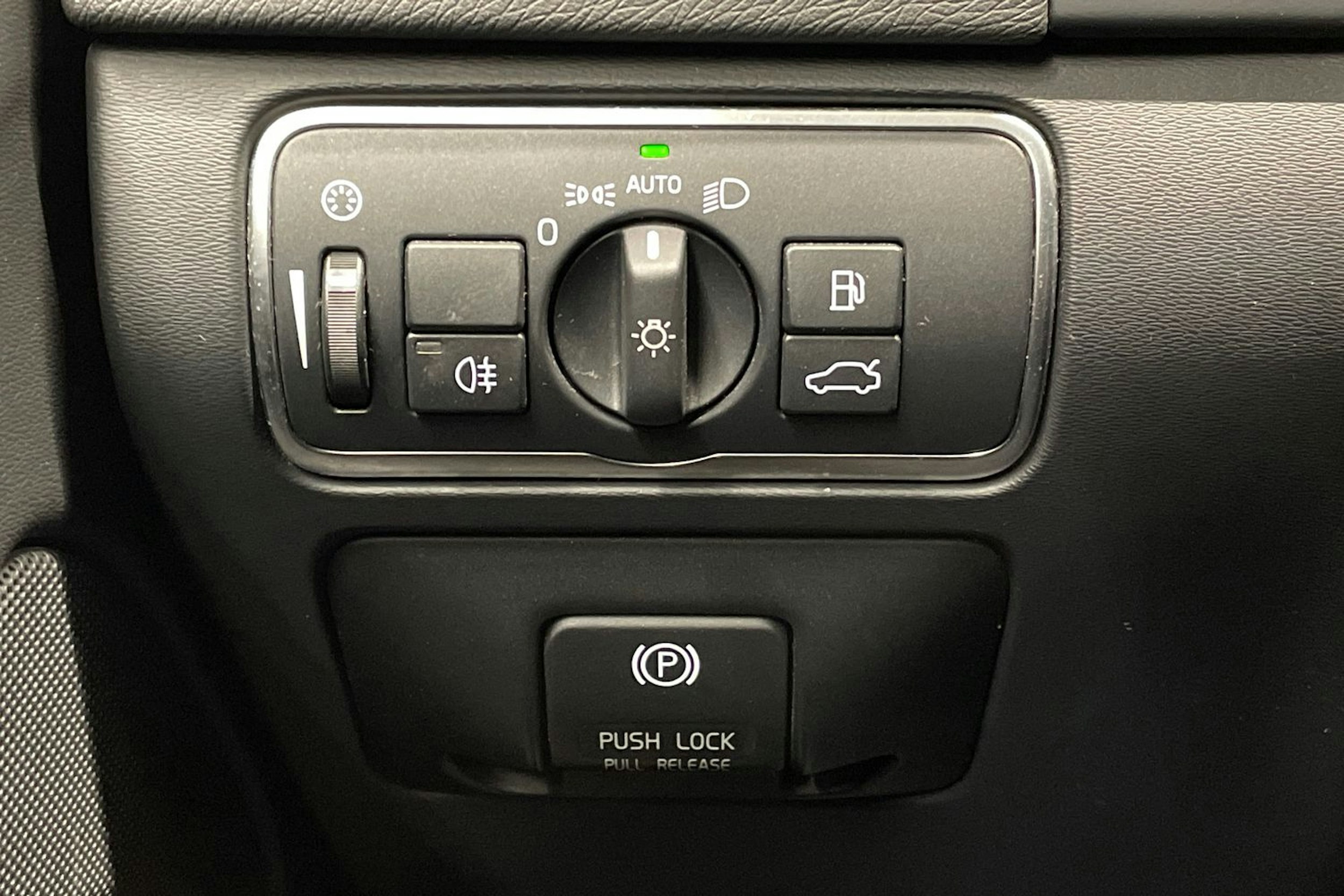 sininen Volvo V60 2014 kuva 18.