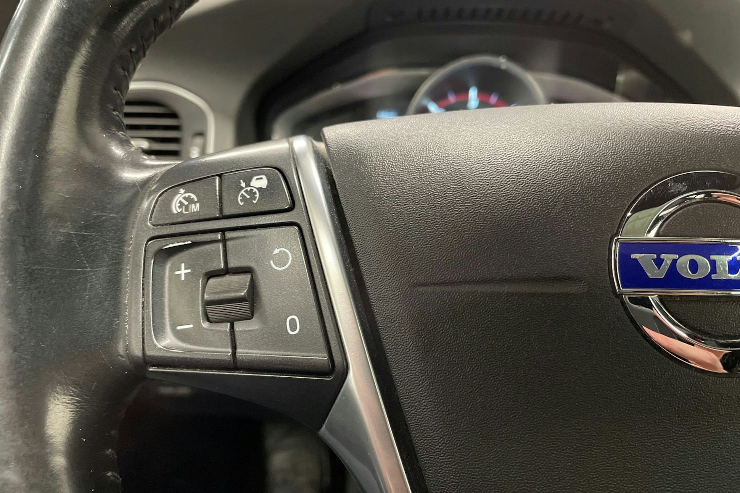 sininen Volvo V60 2014 kuva 19.