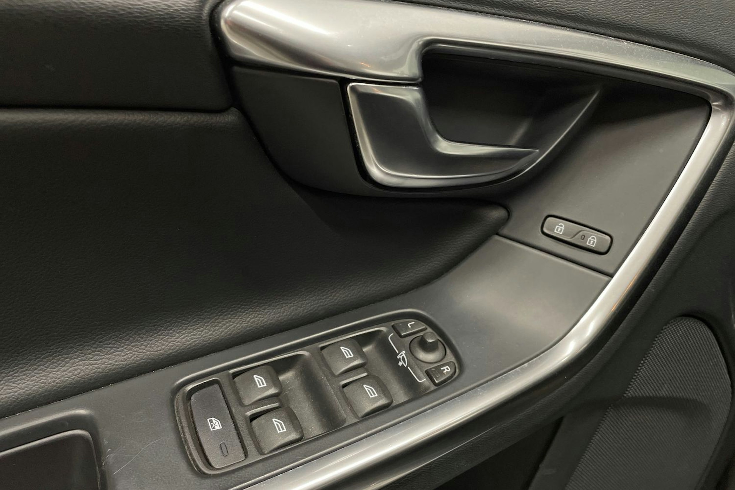 sininen Volvo V60 2014 kuva 21.