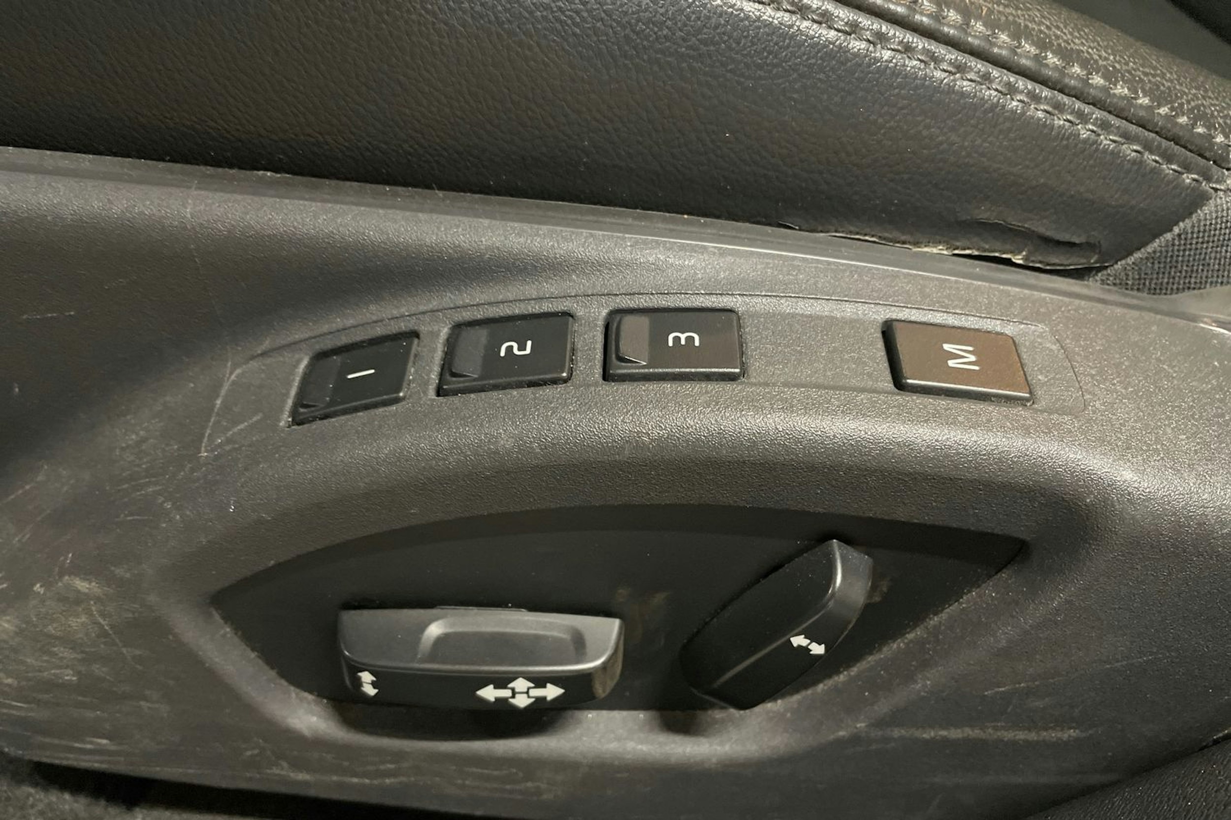 sininen Volvo V60 2014 kuva 22.