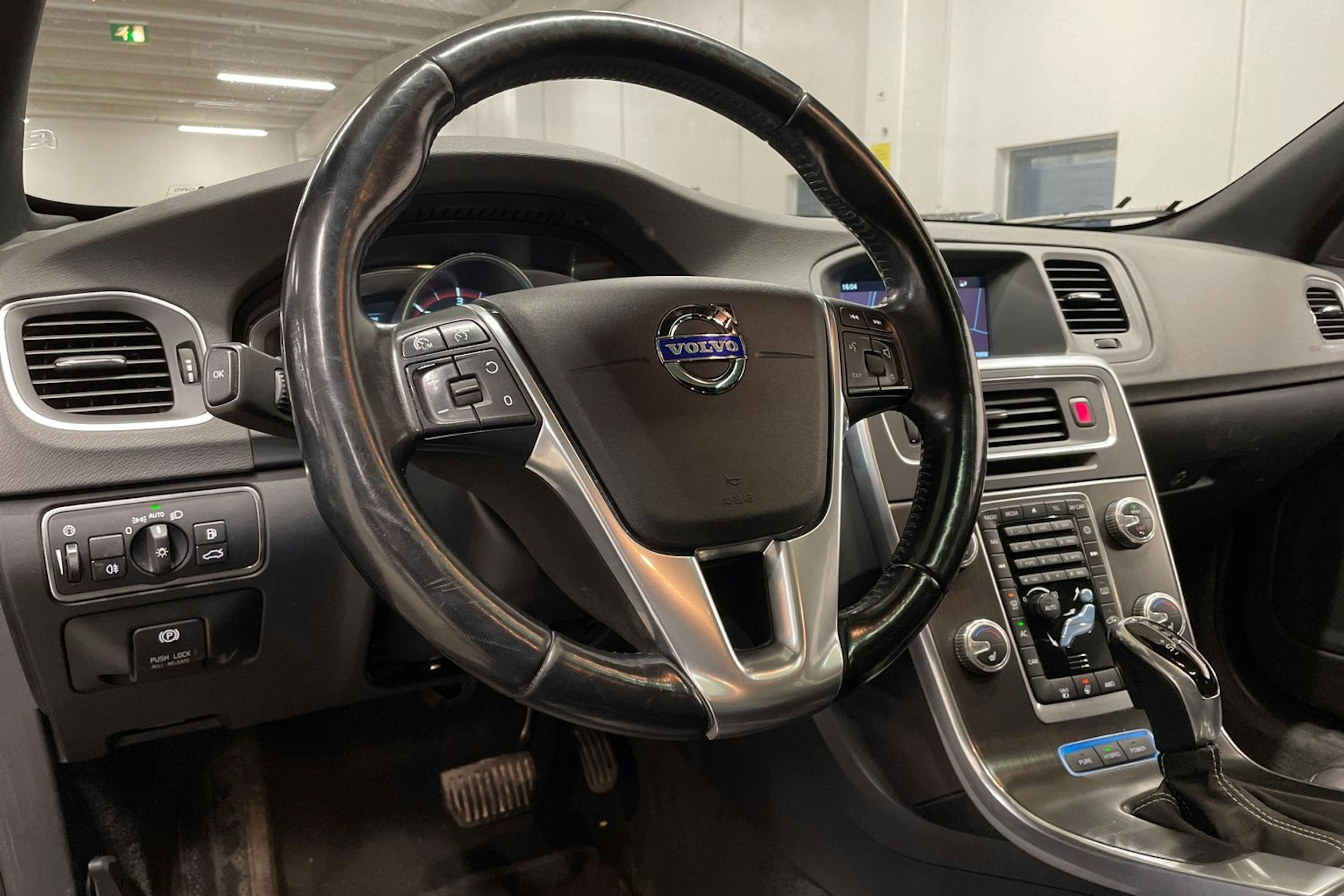 sininen Volvo V60 2014 kuva 24.