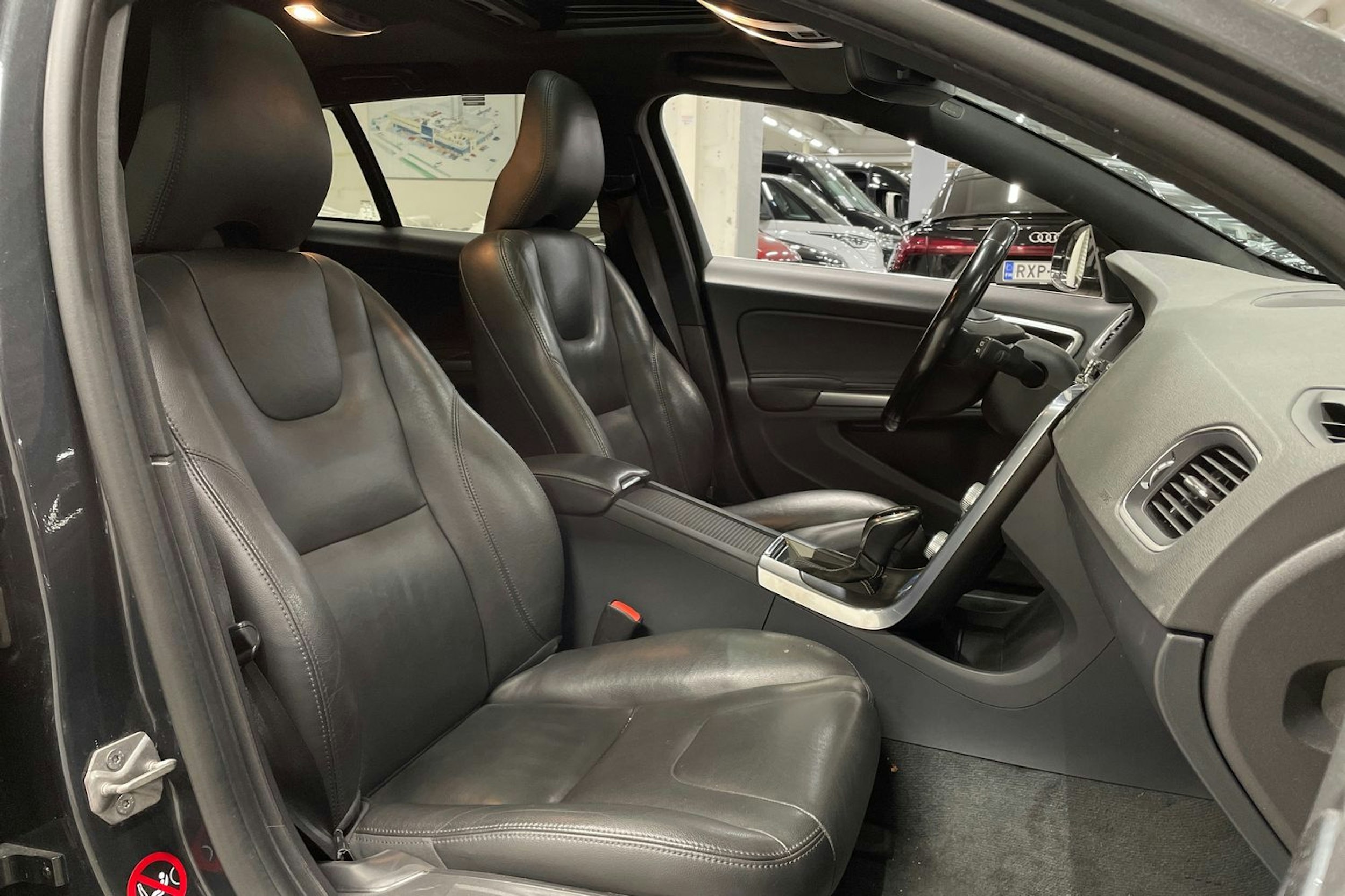 sininen Volvo V60 2014 kuva 25.