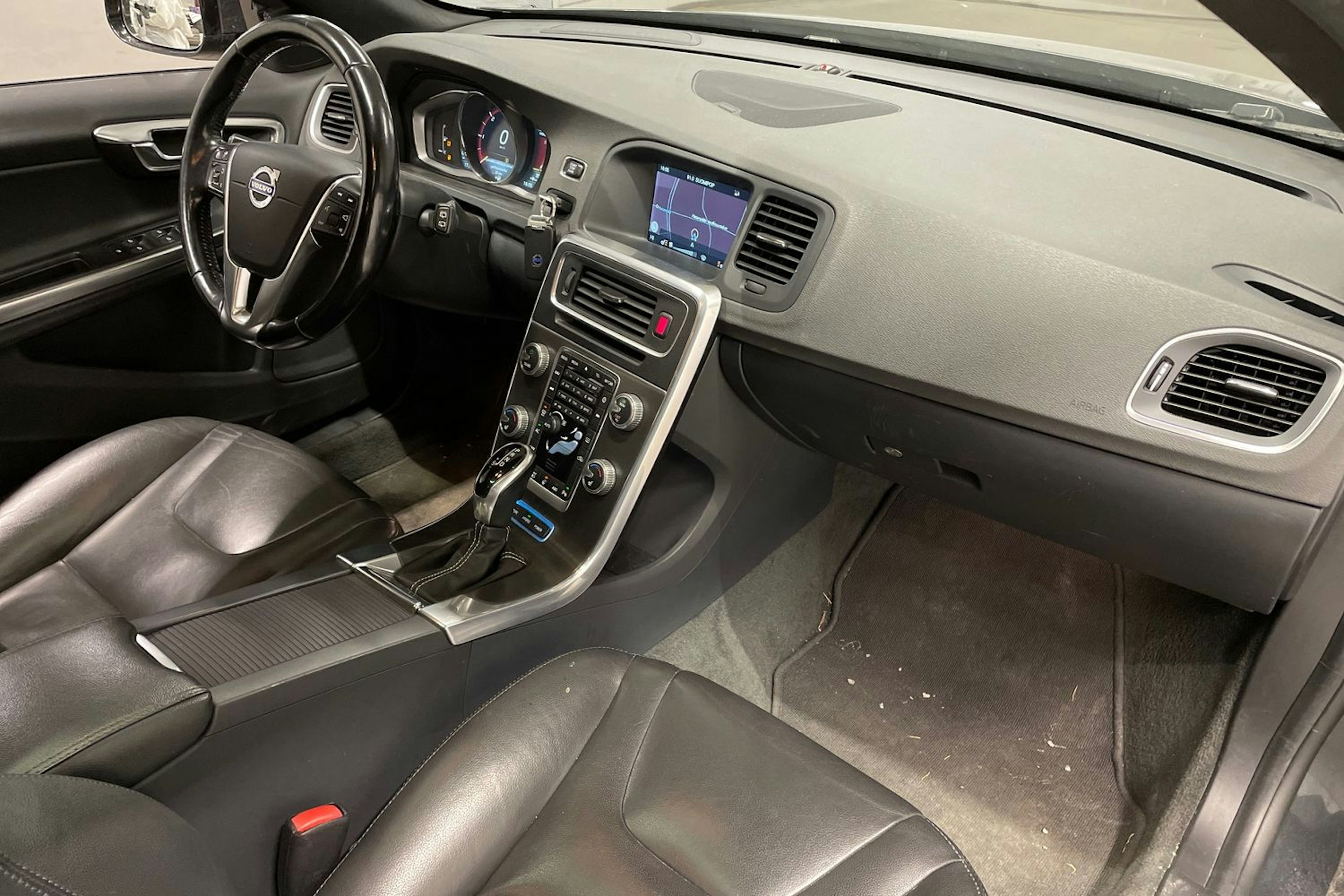 sininen Volvo V60 2014 kuva 26.