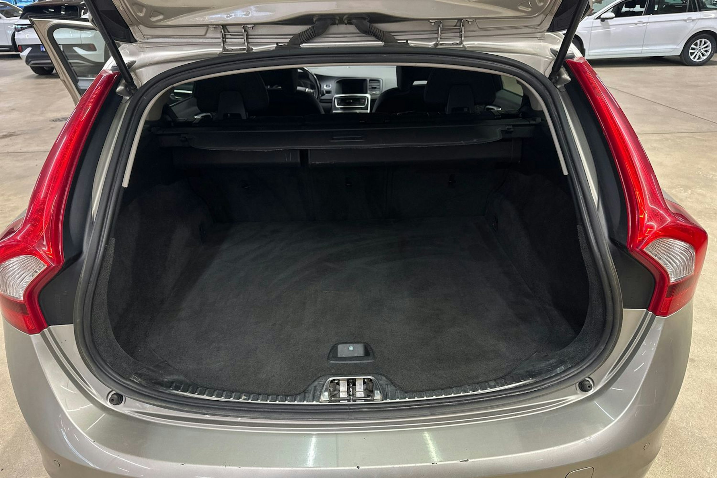 ruskea (beige) Volvo V60 2015 kuva 14.