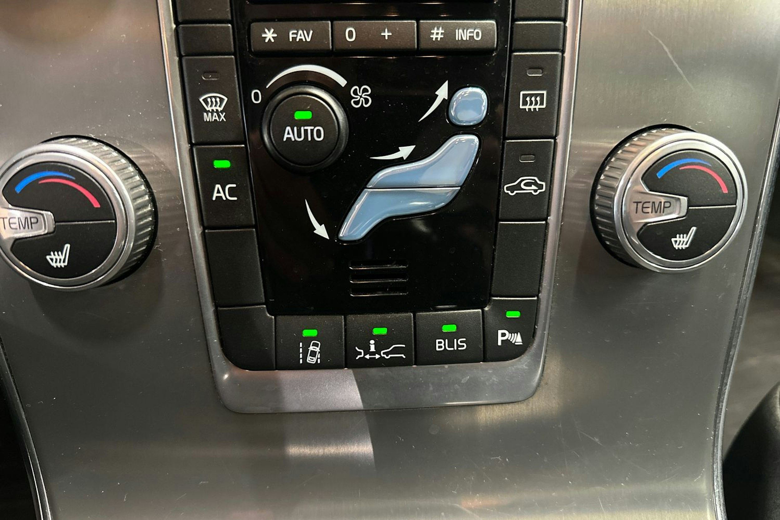 ruskea (beige) Volvo V60 2015 kuva 16.