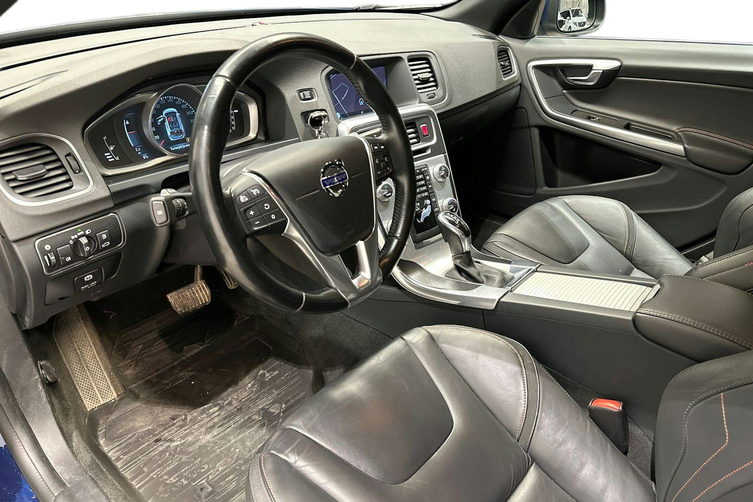 Sininen Volvo V60 2014 kuva 6.