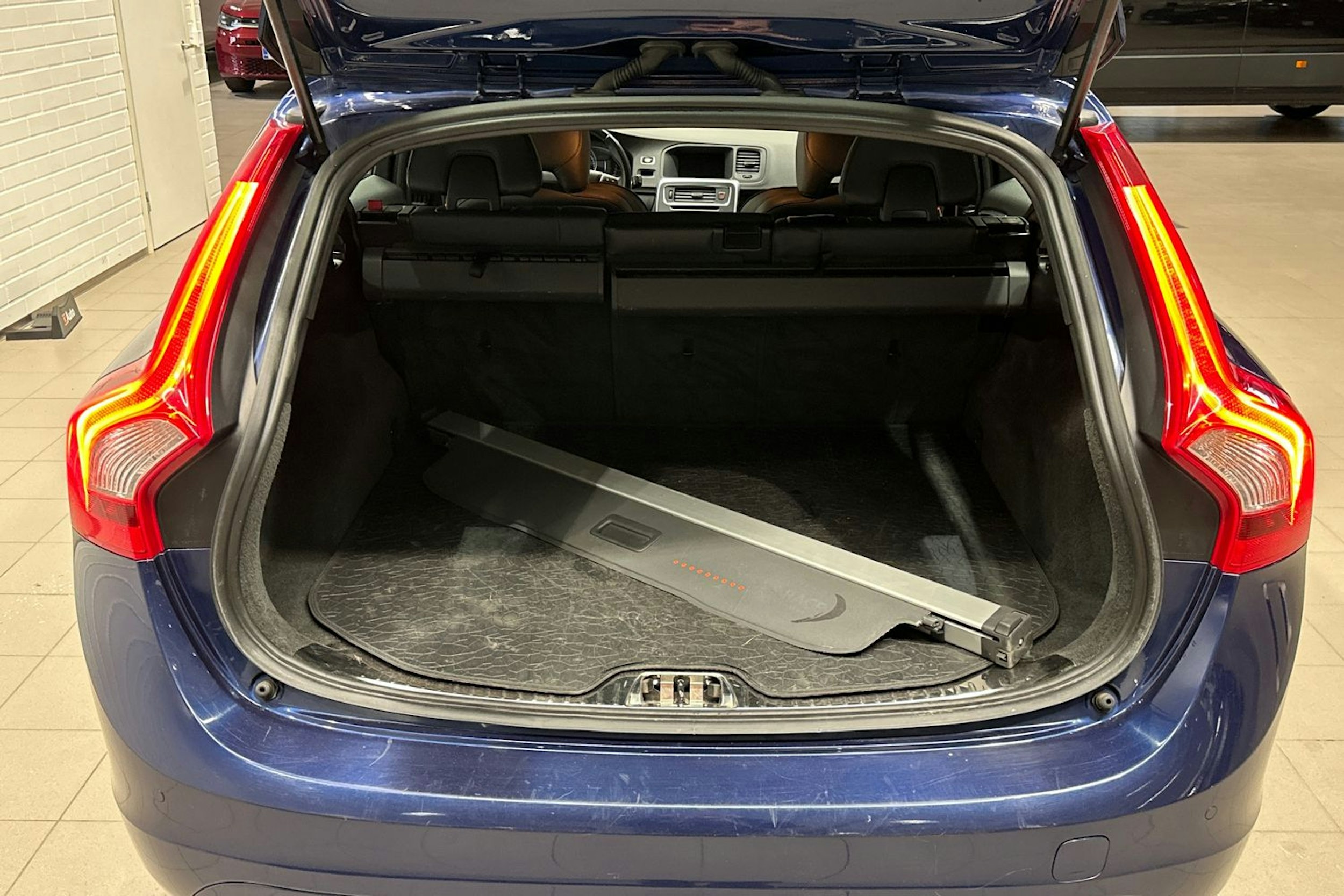 Sininen Volvo V60 2014 kuva 22.