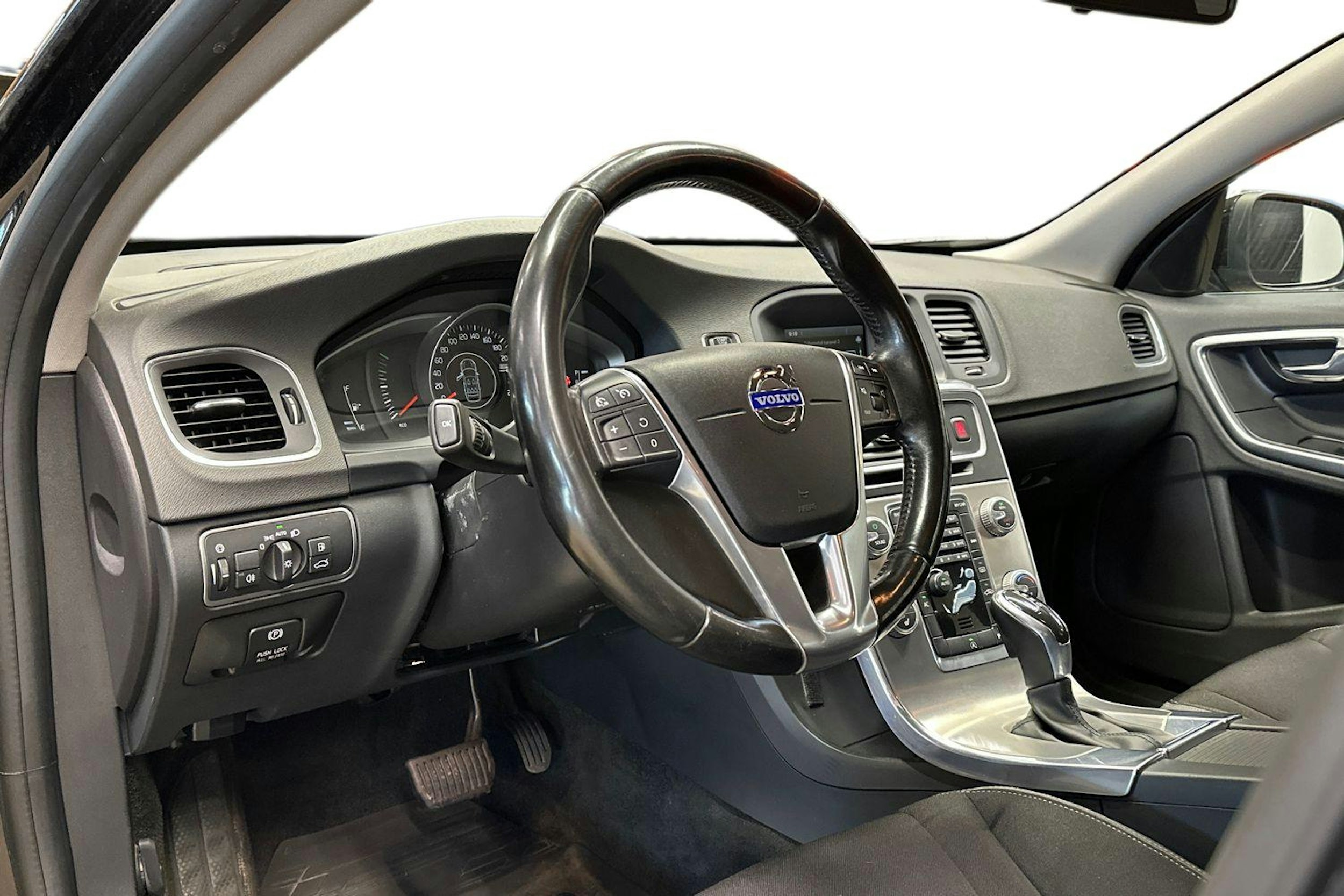 musta Volvo V60 2014 kuva 7.