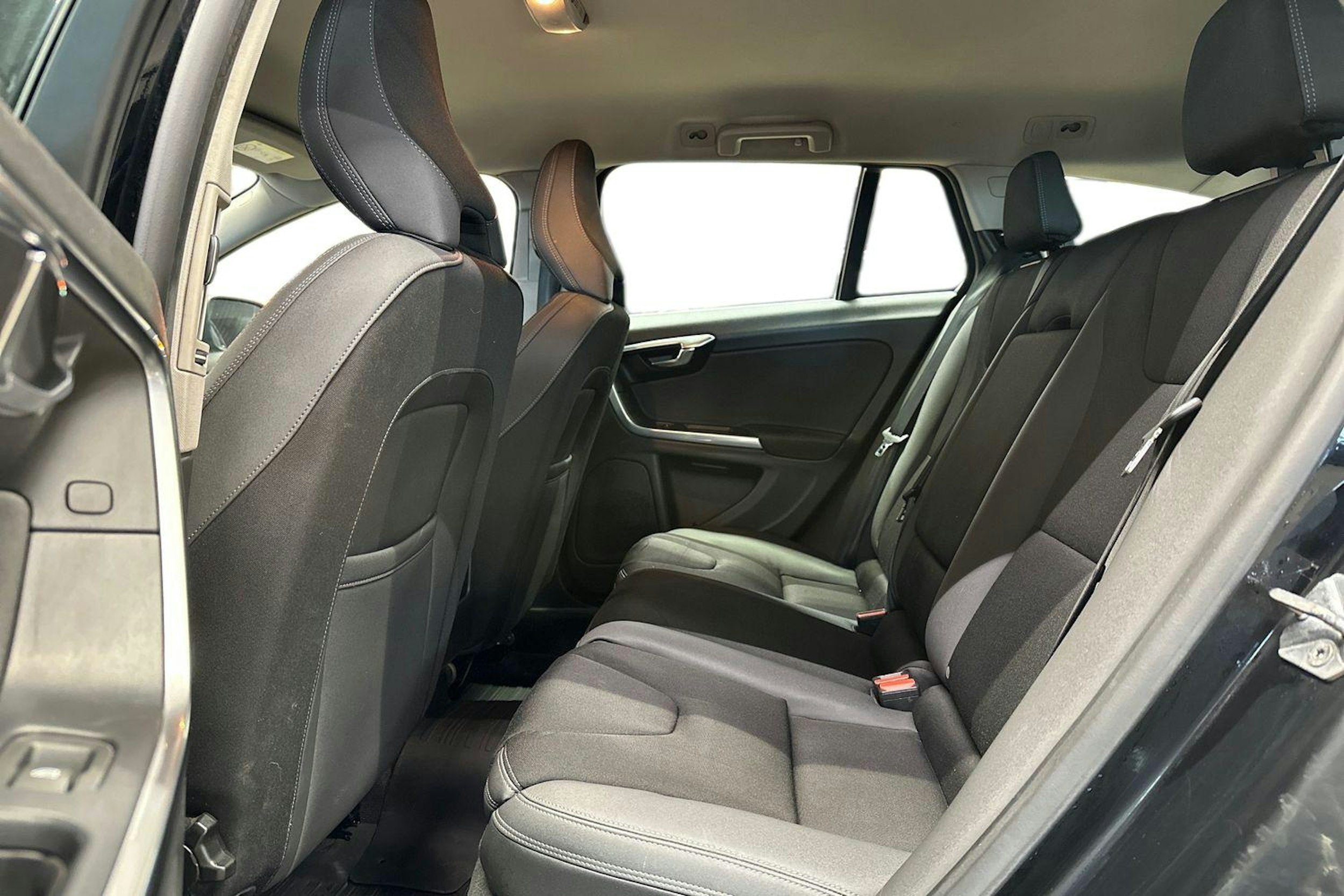 musta Volvo V60 2014 kuva 10.