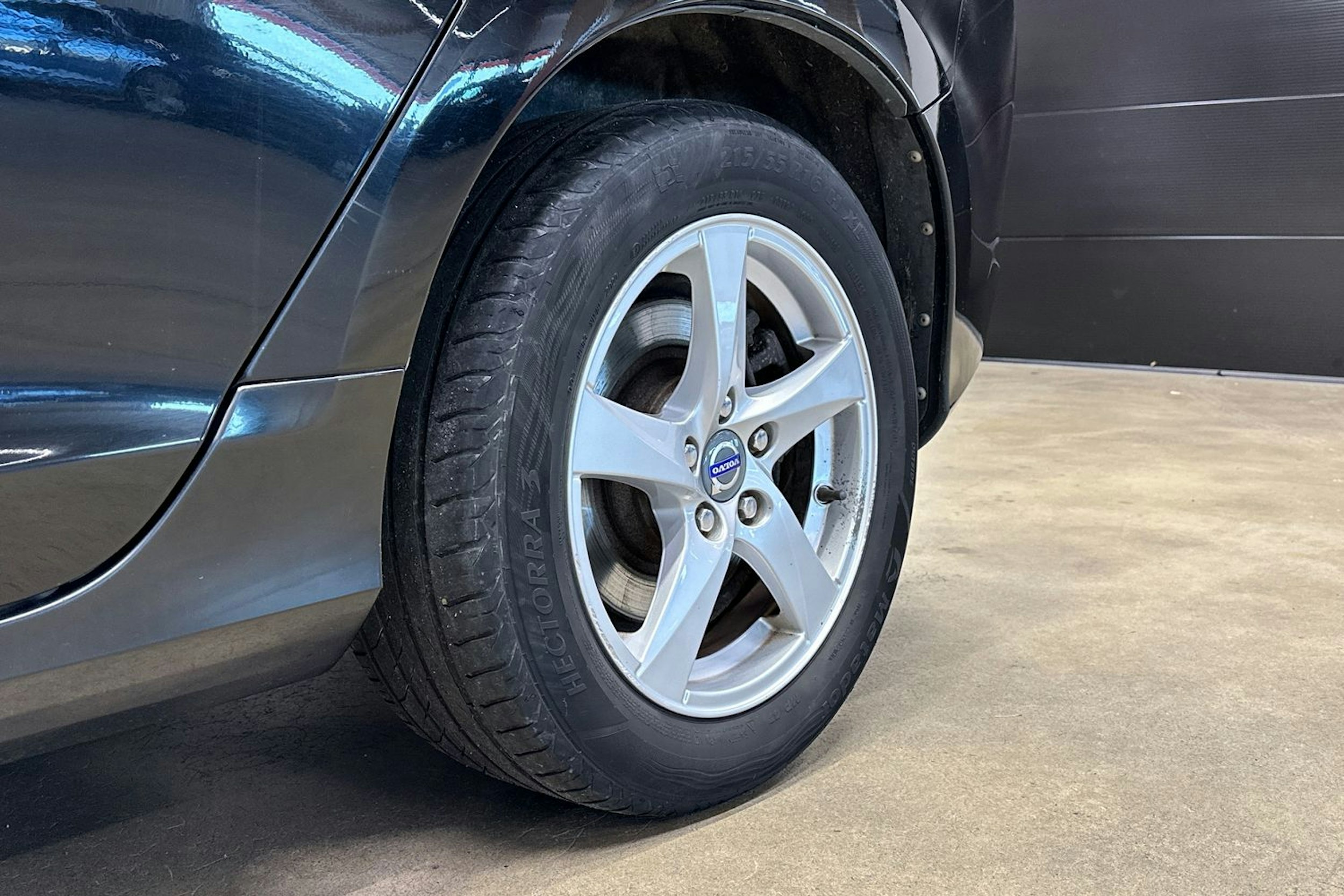 musta Volvo V60 2014 kuva 11.