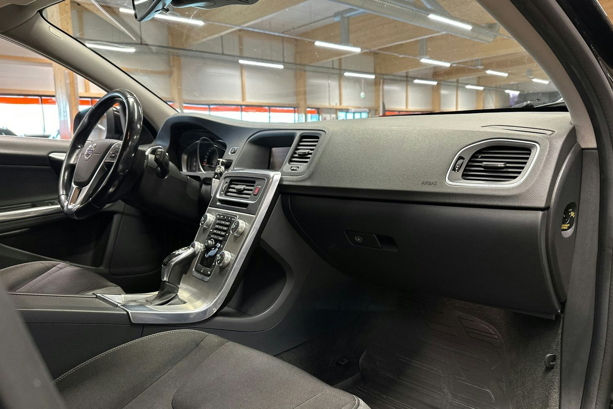 musta Volvo V60 2014 kuva 14.