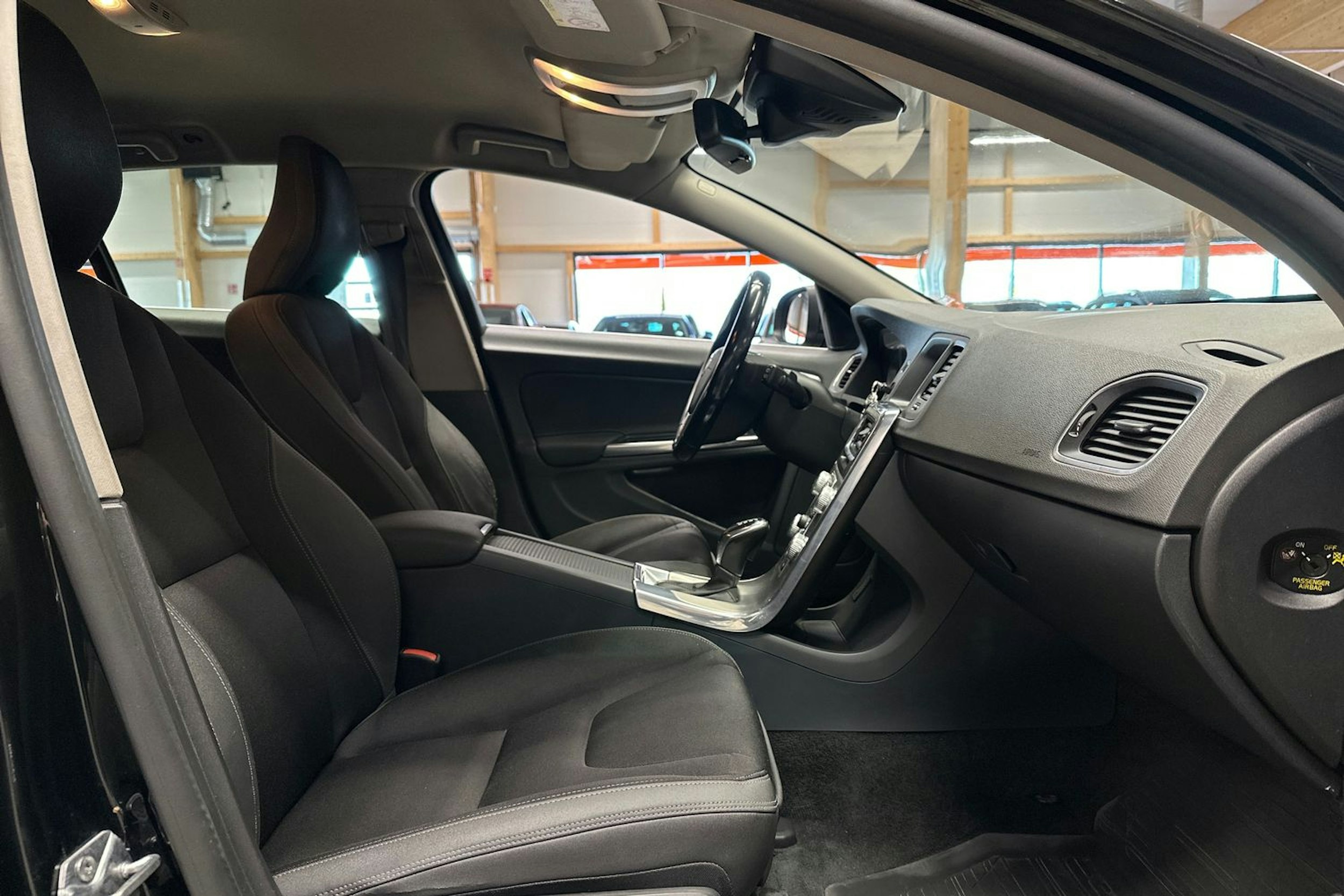 musta Volvo V60 2014 kuva 15.