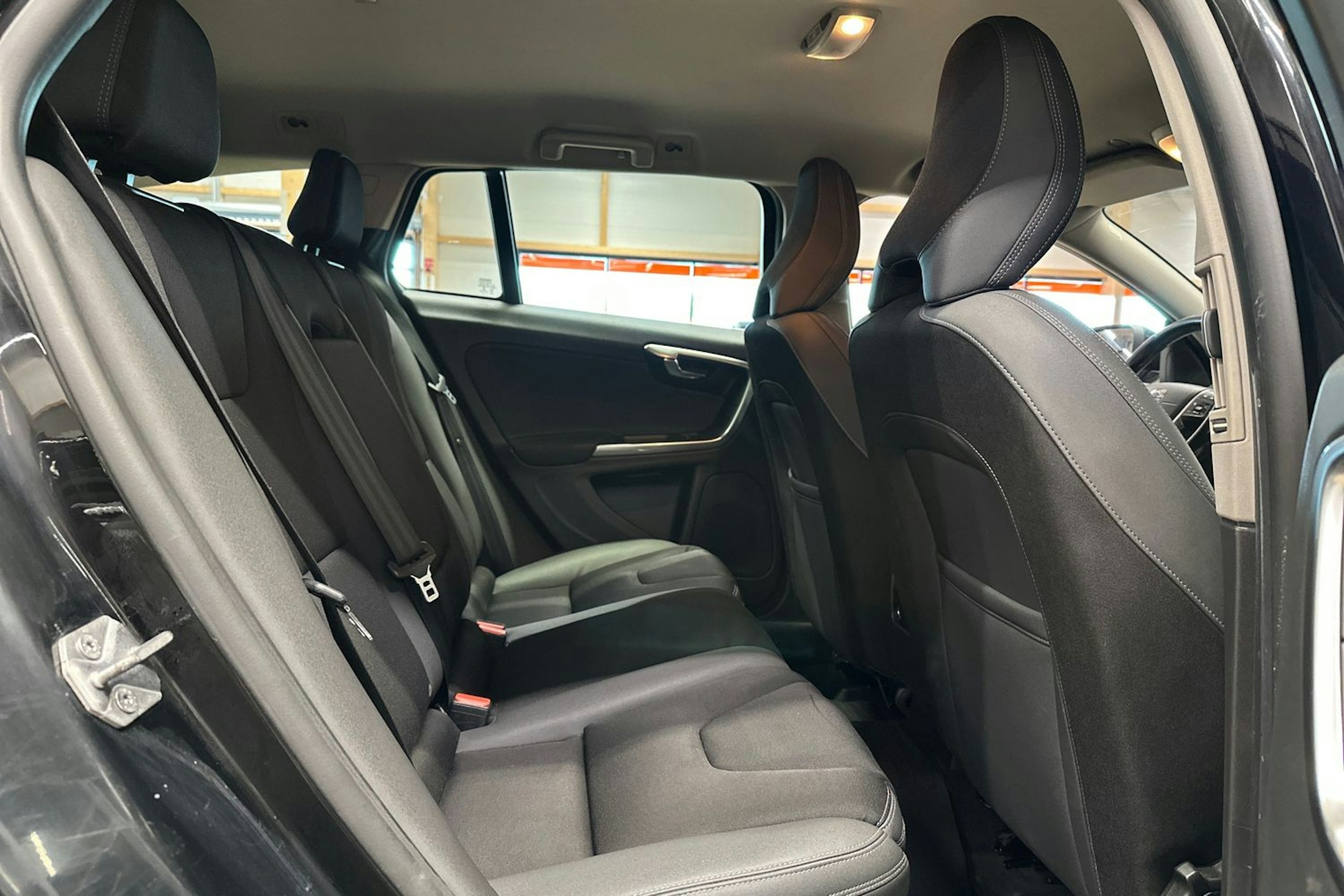 musta Volvo V60 2014 kuva 16.