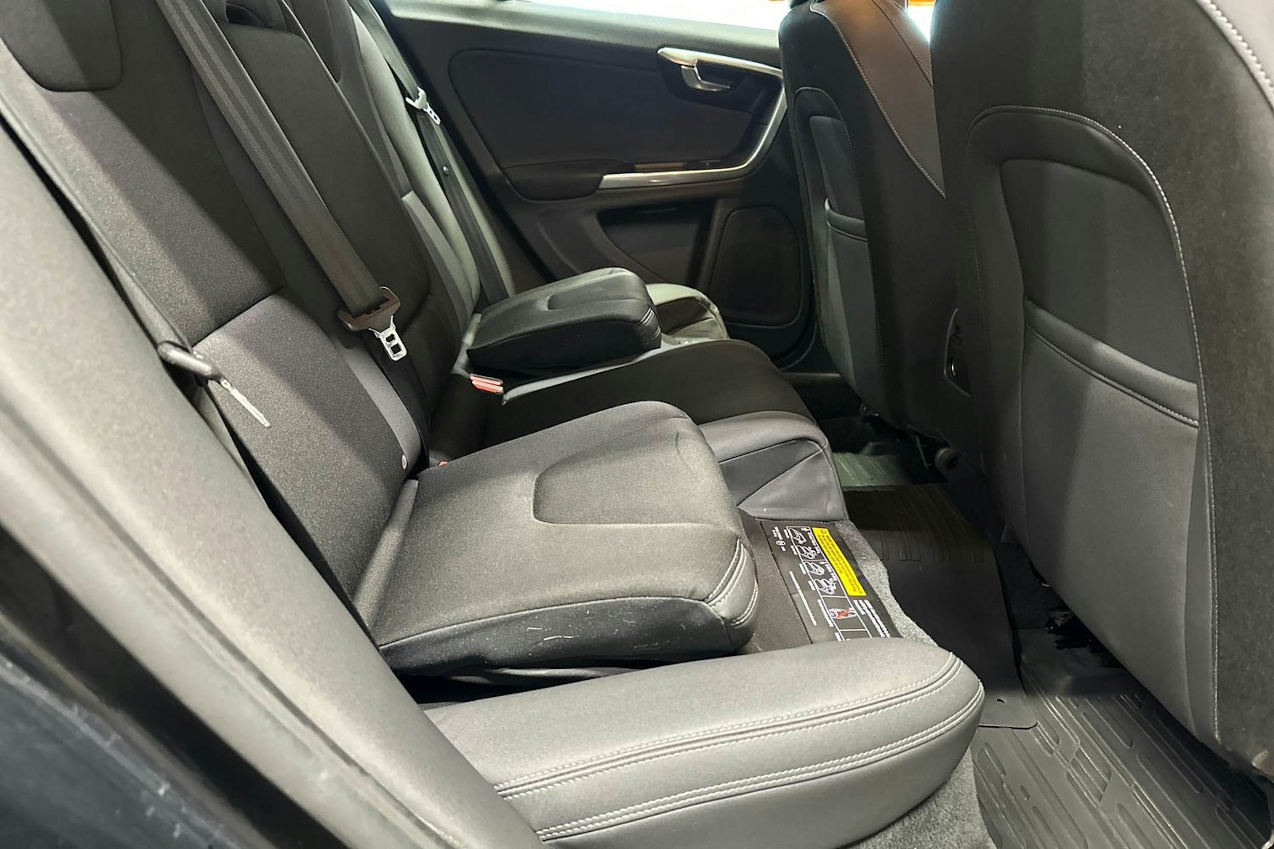 musta Volvo V60 2014 kuva 17.