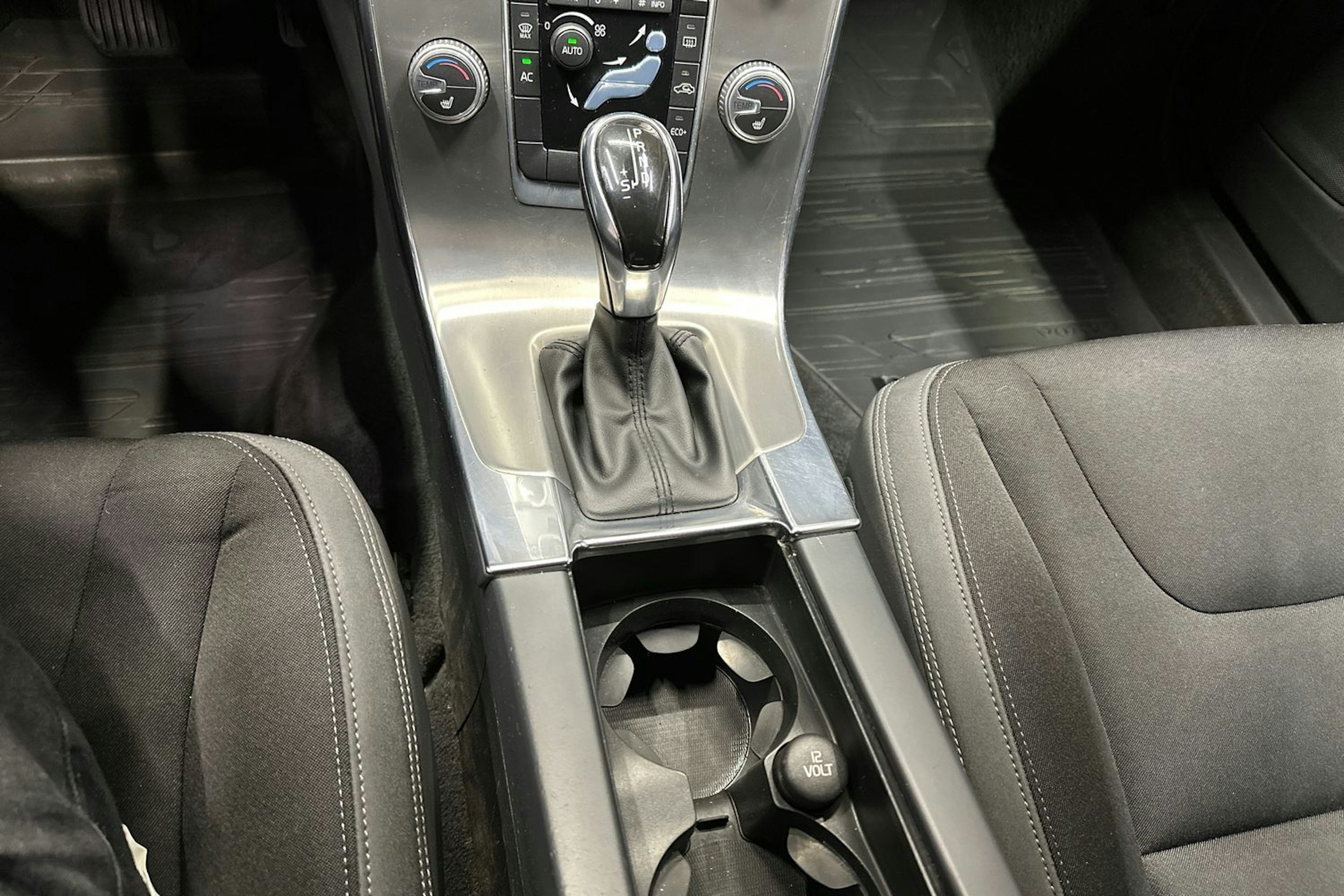 musta Volvo V60 2014 kuva 21.