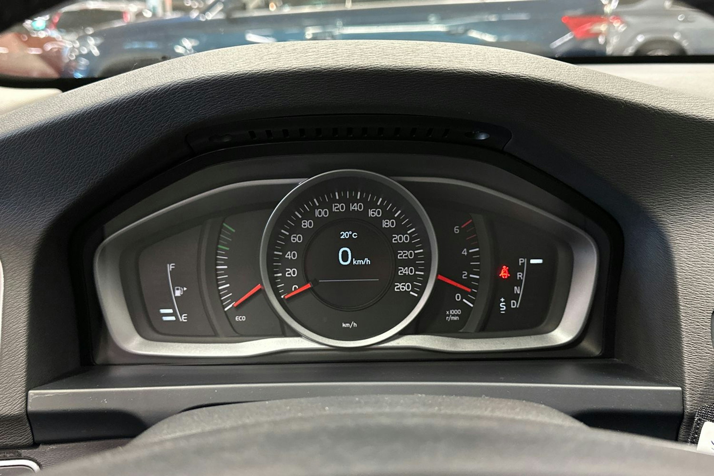 musta Volvo V60 2014 kuva 22.