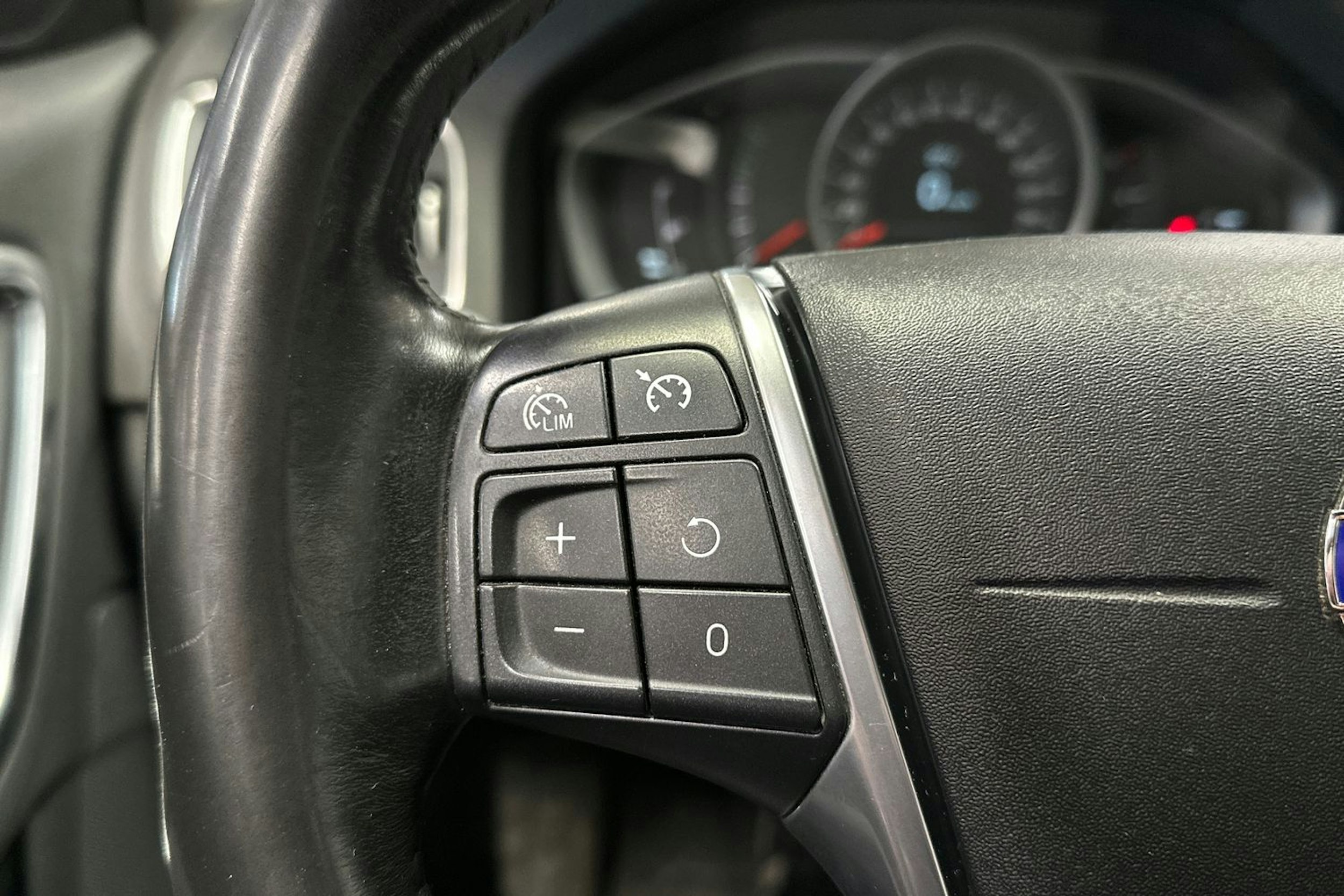 musta Volvo V60 2014 kuva 24.