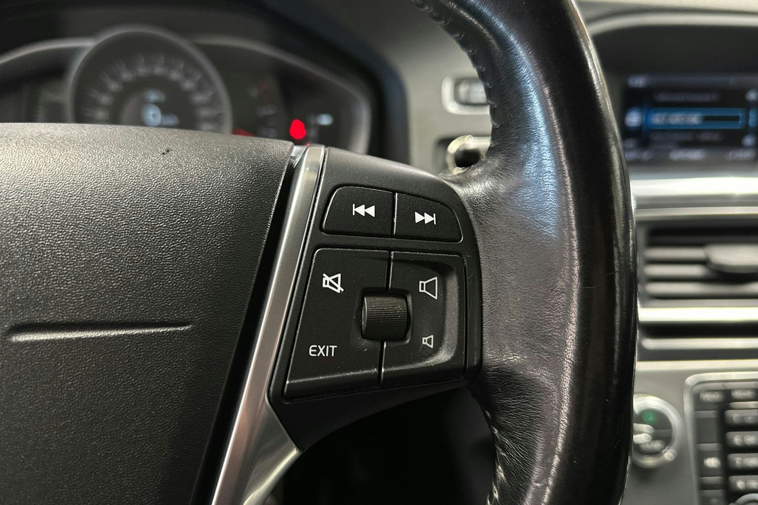 musta Volvo V60 2014 kuva 25.