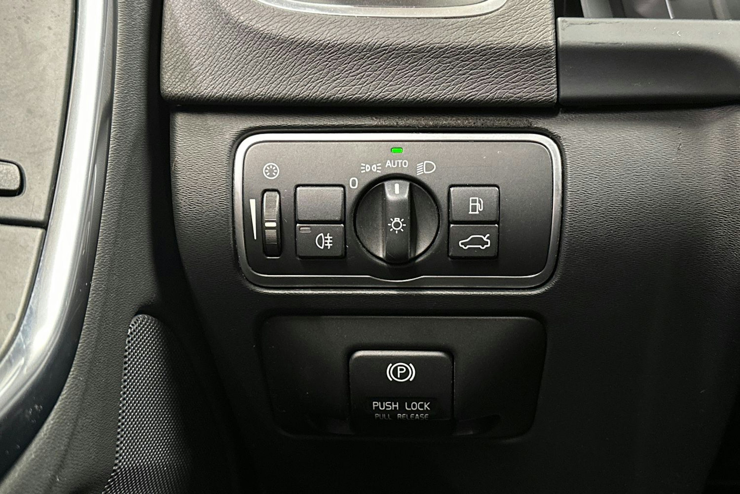 musta Volvo V60 2014 kuva 26.