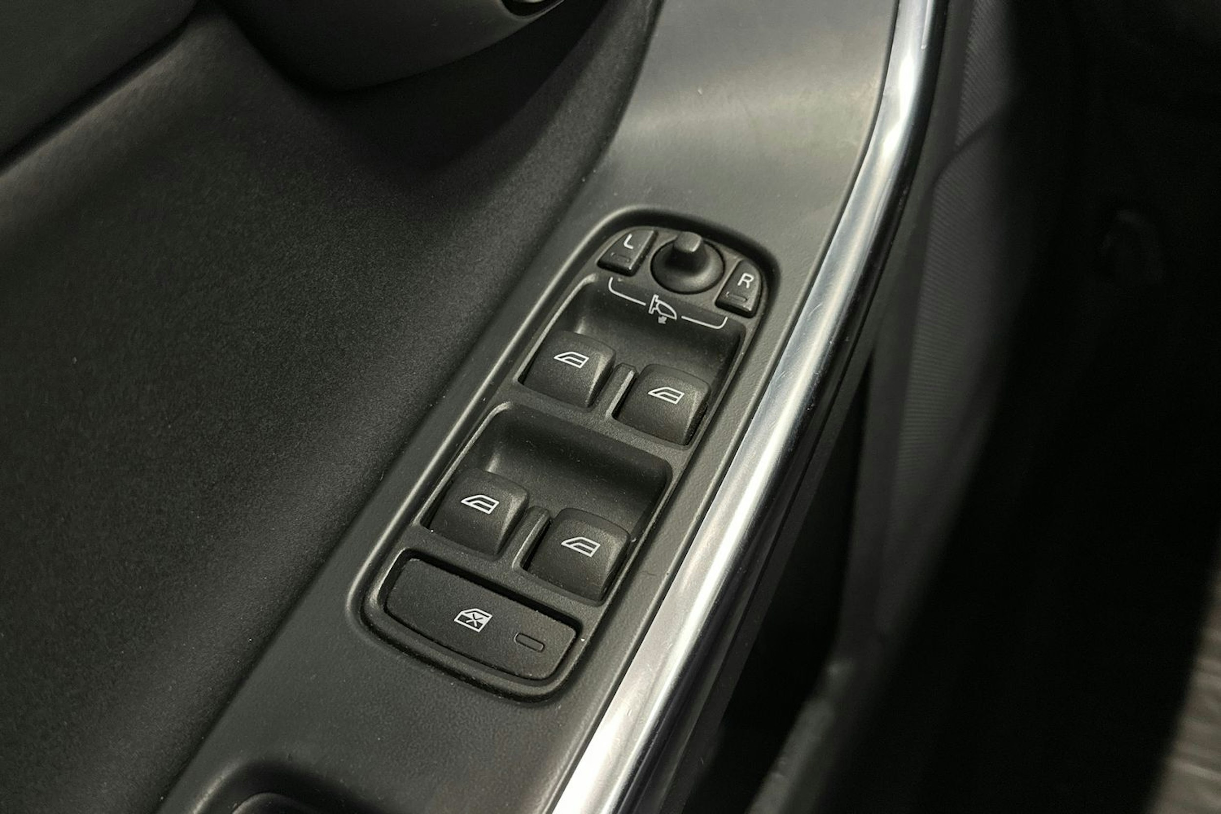 musta Volvo V60 2014 kuva 27.