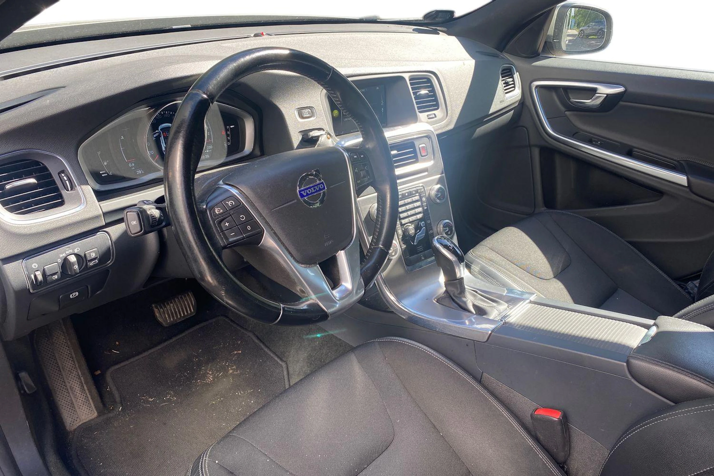 Ruskea (beige) Volvo V60 2015 kuva 3.