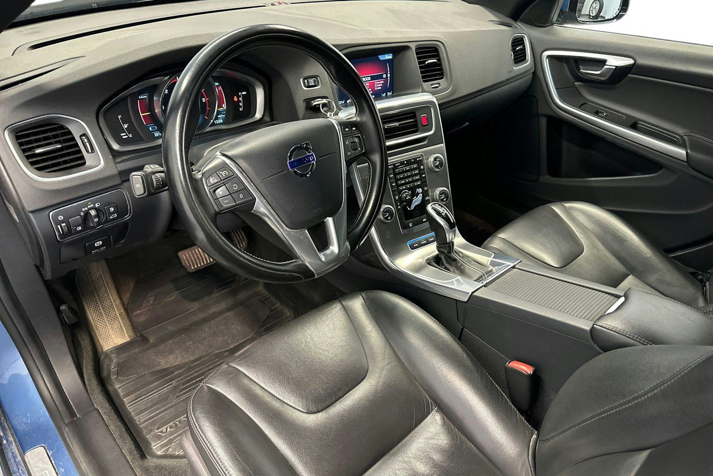 sininen Volvo V60 2015 kuva 6.