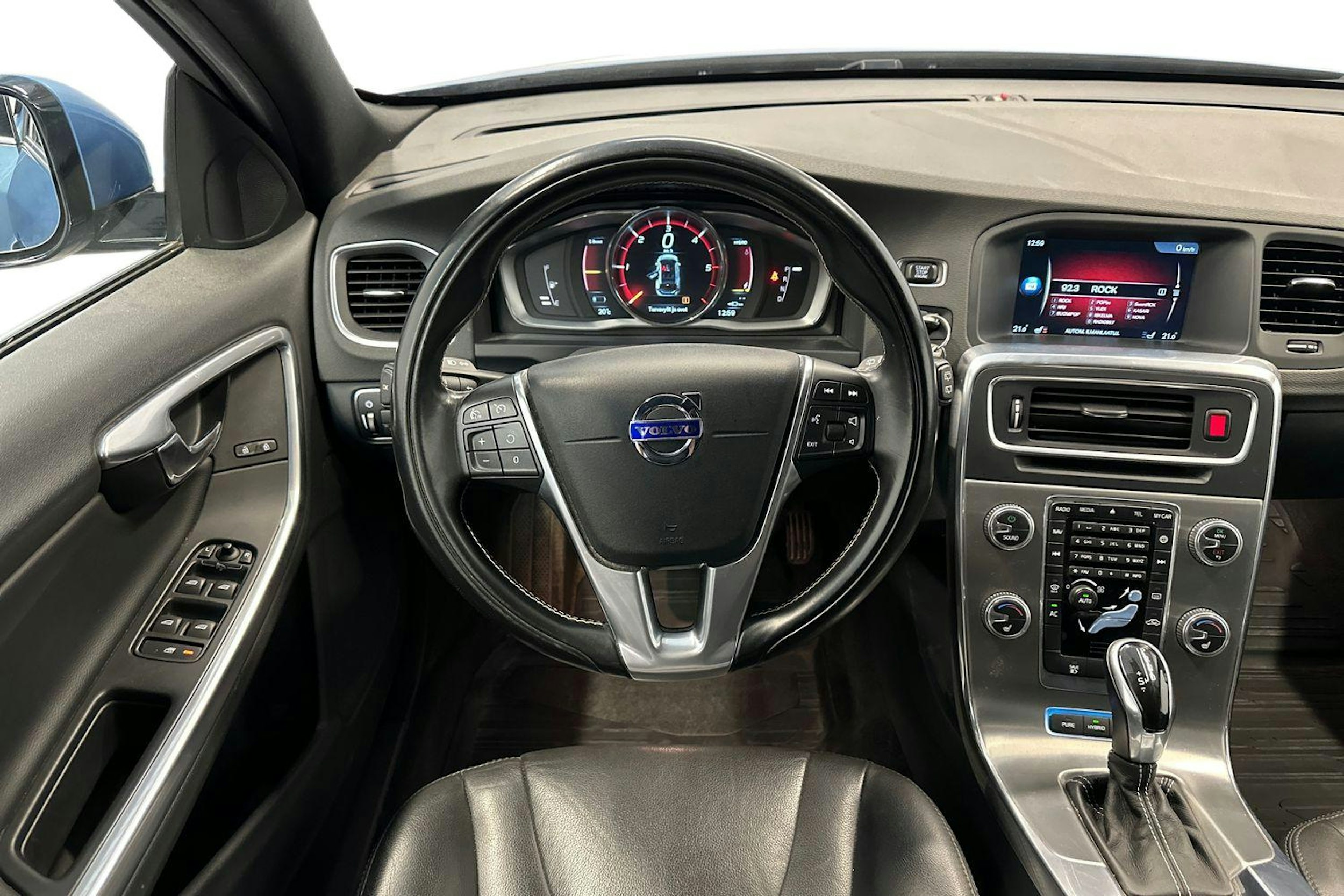 sininen Volvo V60 2015 kuva 7.