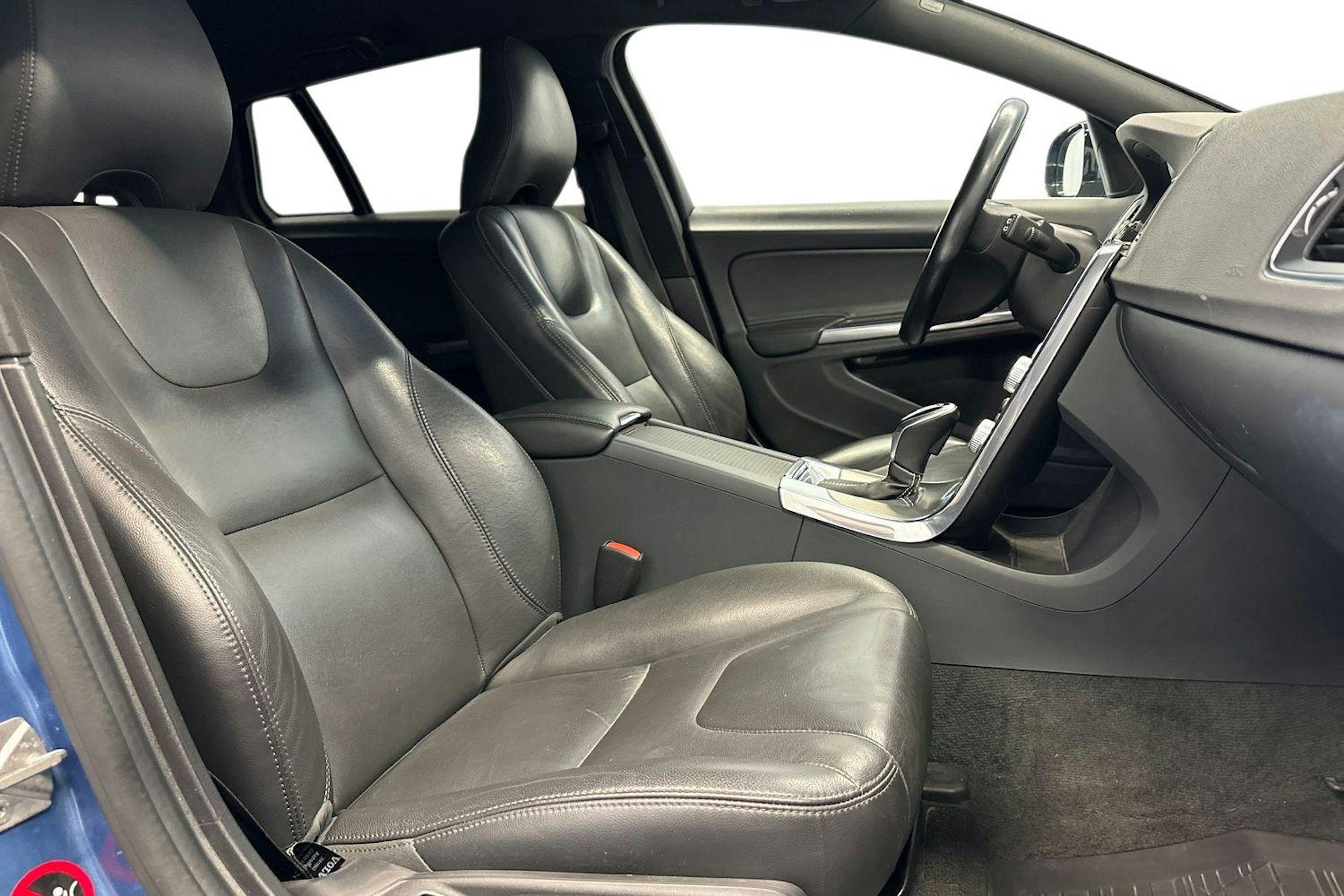 sininen Volvo V60 2015 kuva 8.