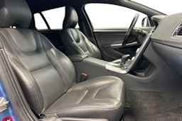 sininen Volvo V60 2015 kuva 8.