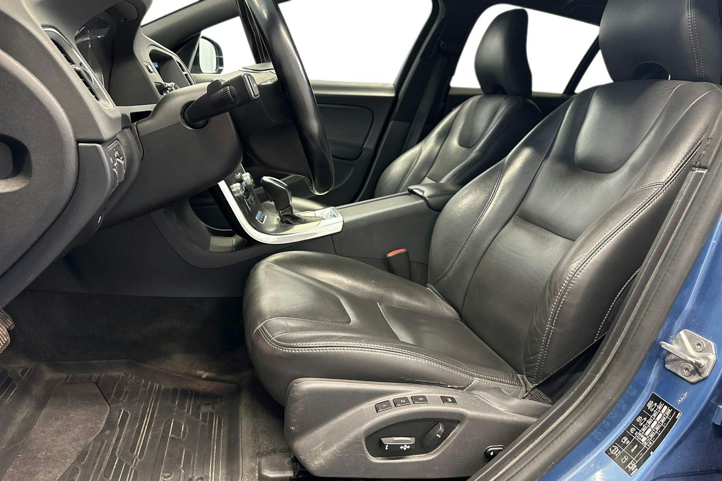 sininen Volvo V60 2015 kuva 9.