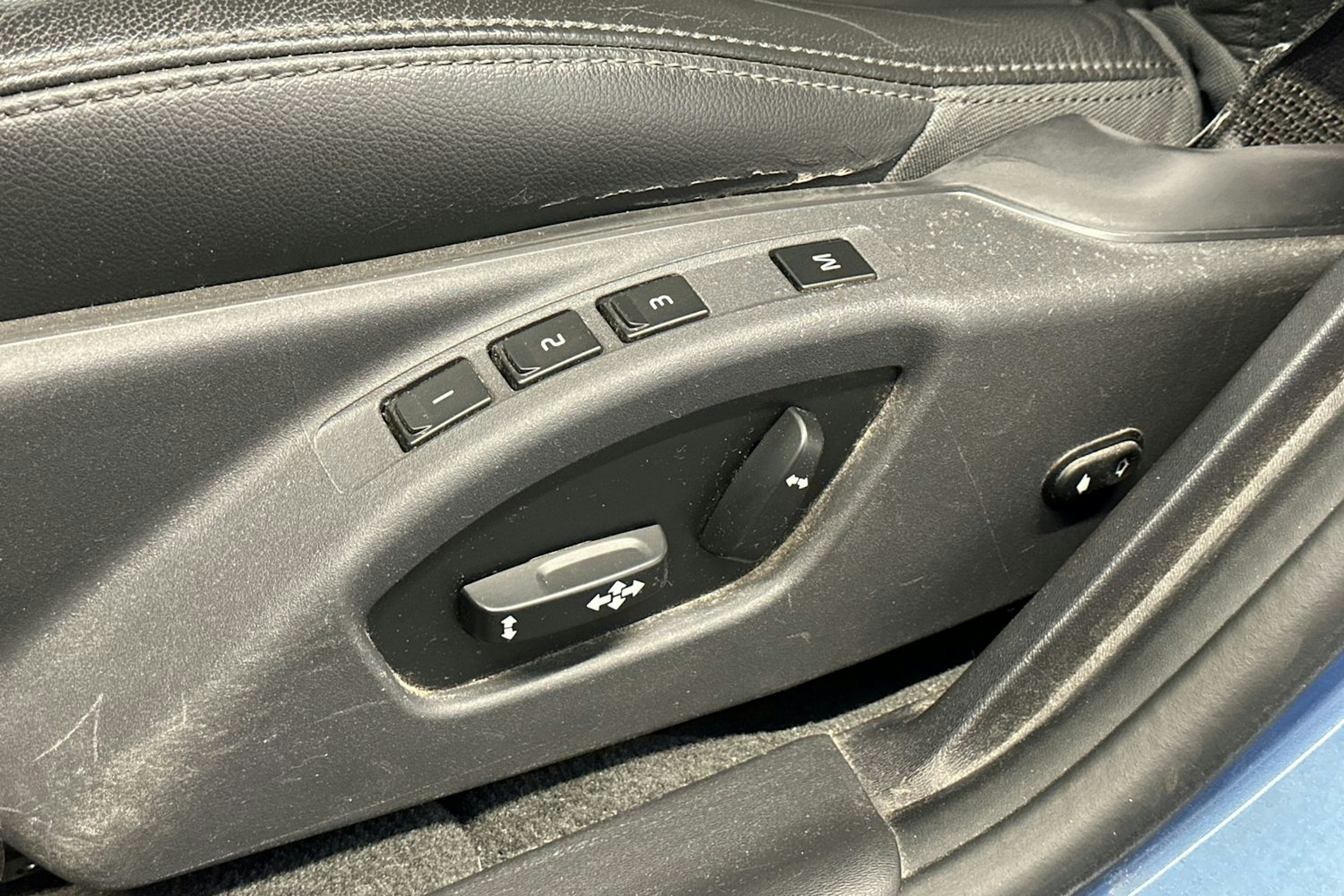 sininen Volvo V60 2015 kuva 10.