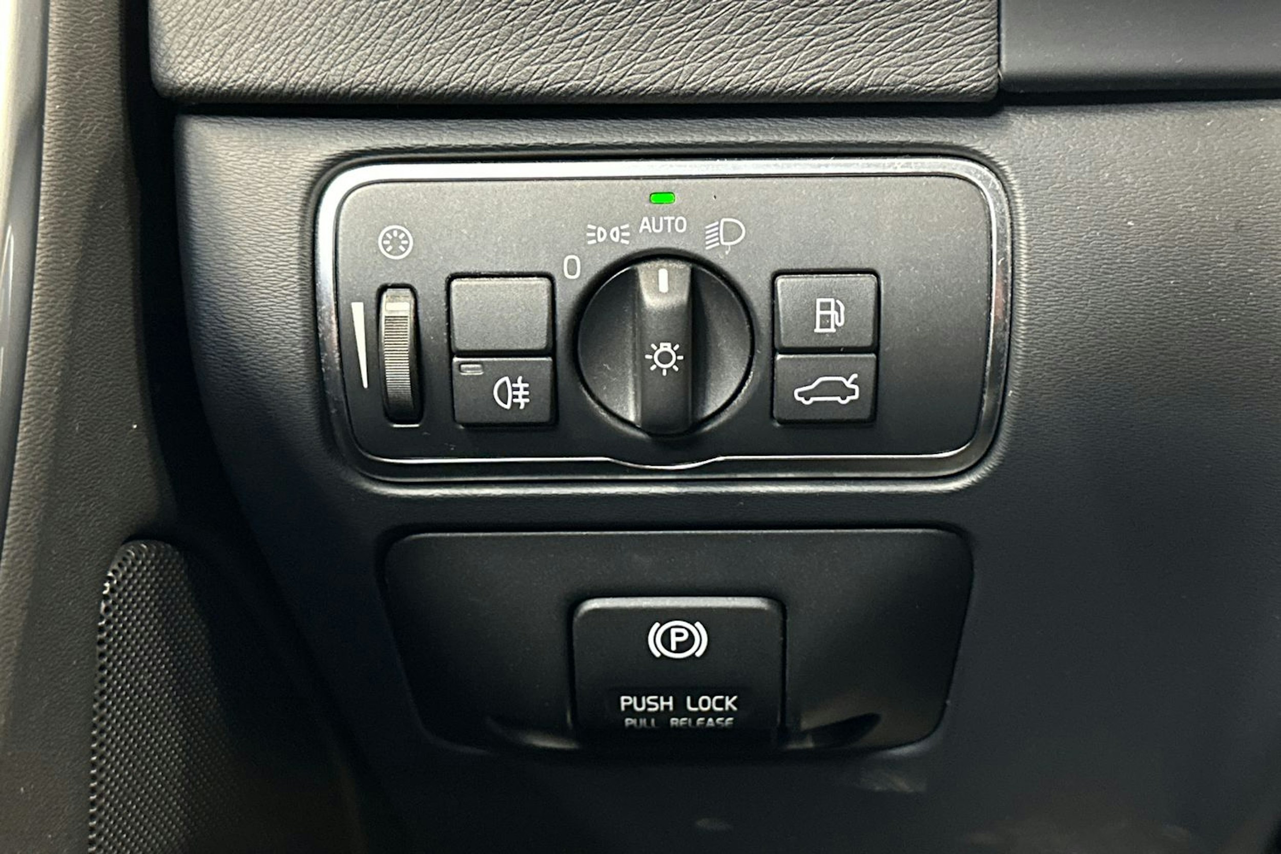 sininen Volvo V60 2015 kuva 12.