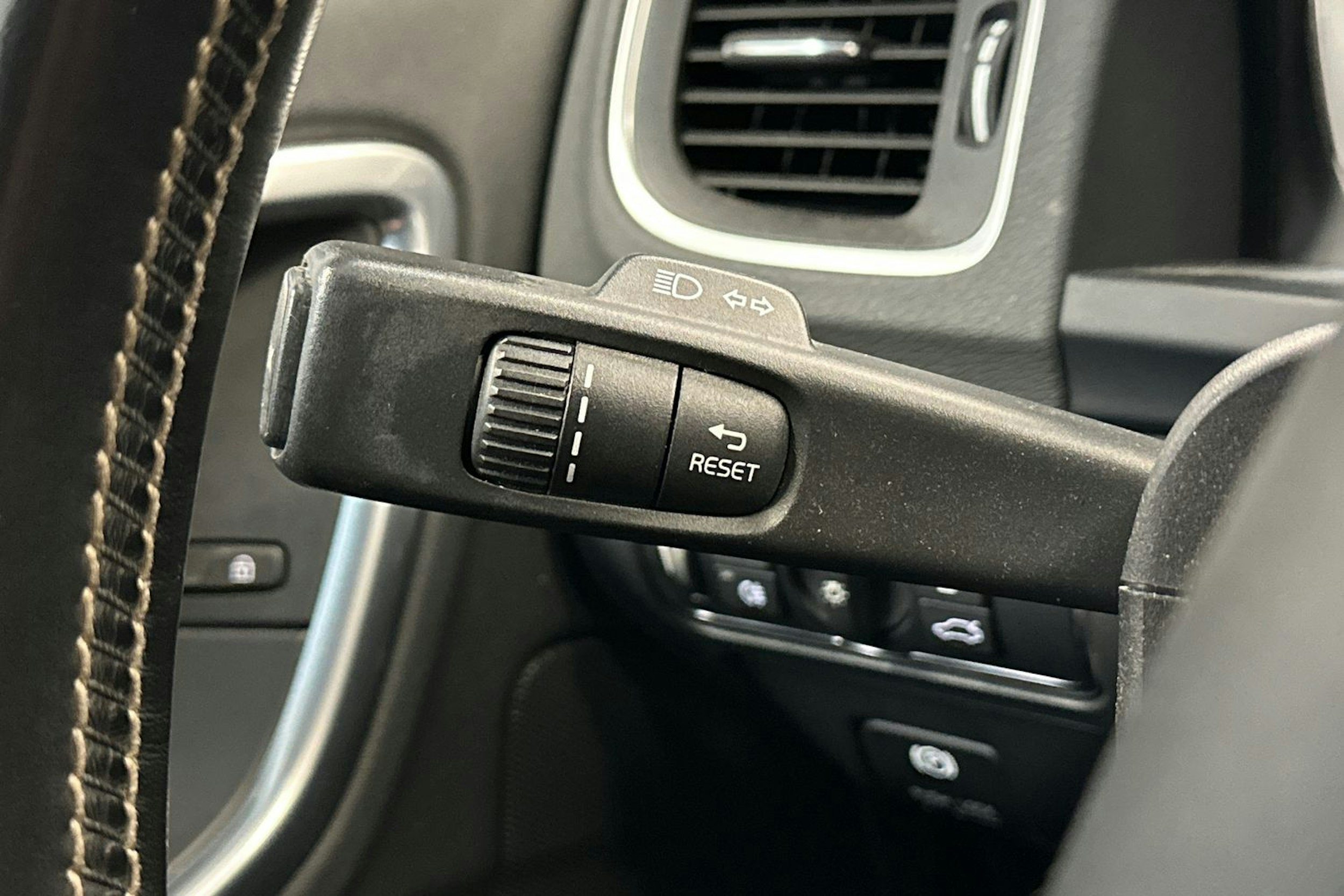 sininen Volvo V60 2015 kuva 13.