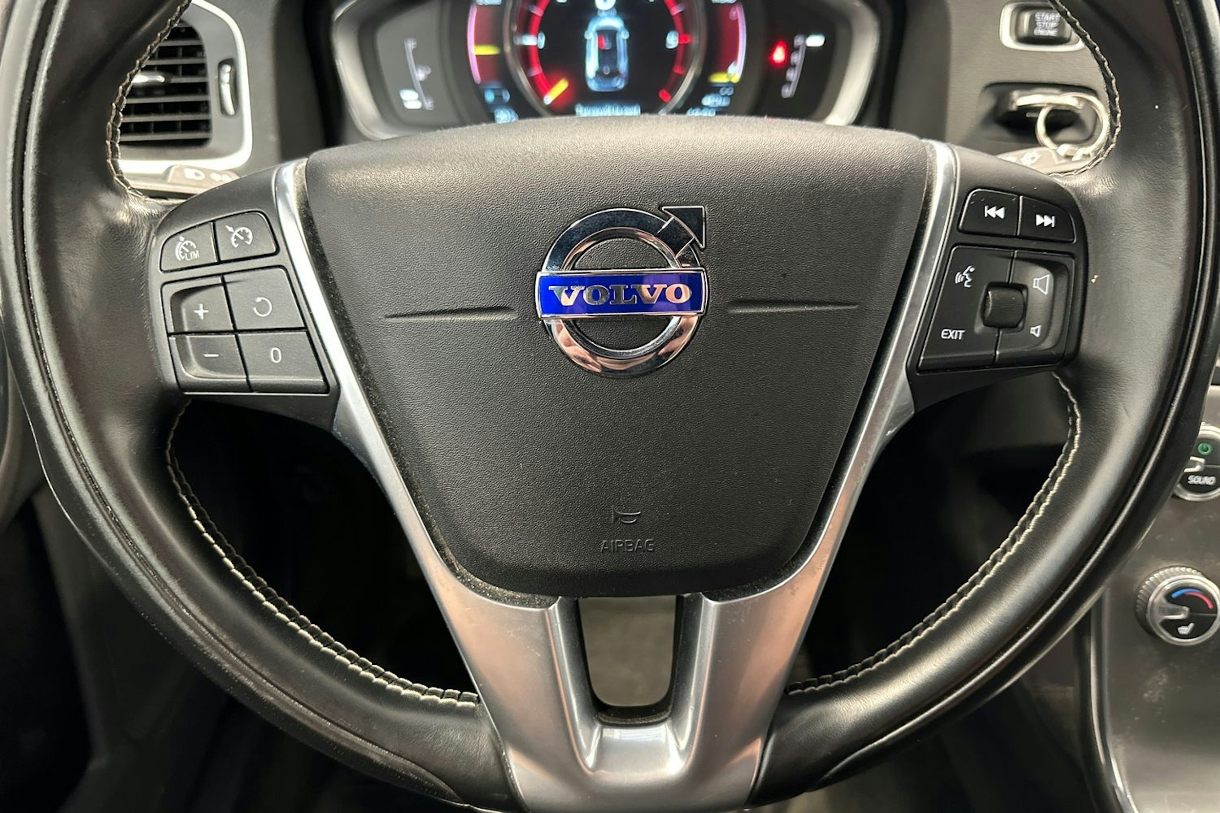 sininen Volvo V60 2015 kuva 14.
