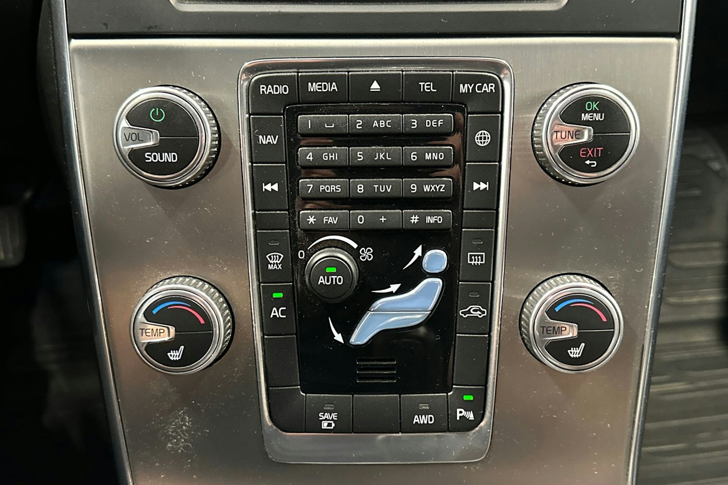 sininen Volvo V60 2015 kuva 17.