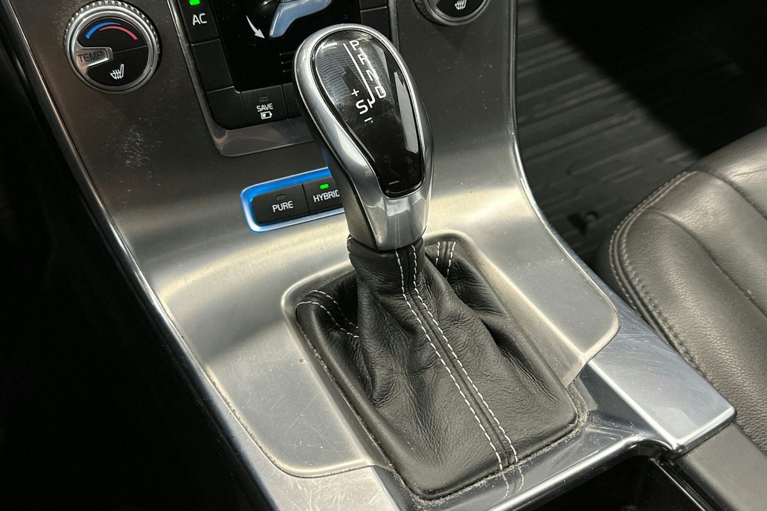 sininen Volvo V60 2015 kuva 19.